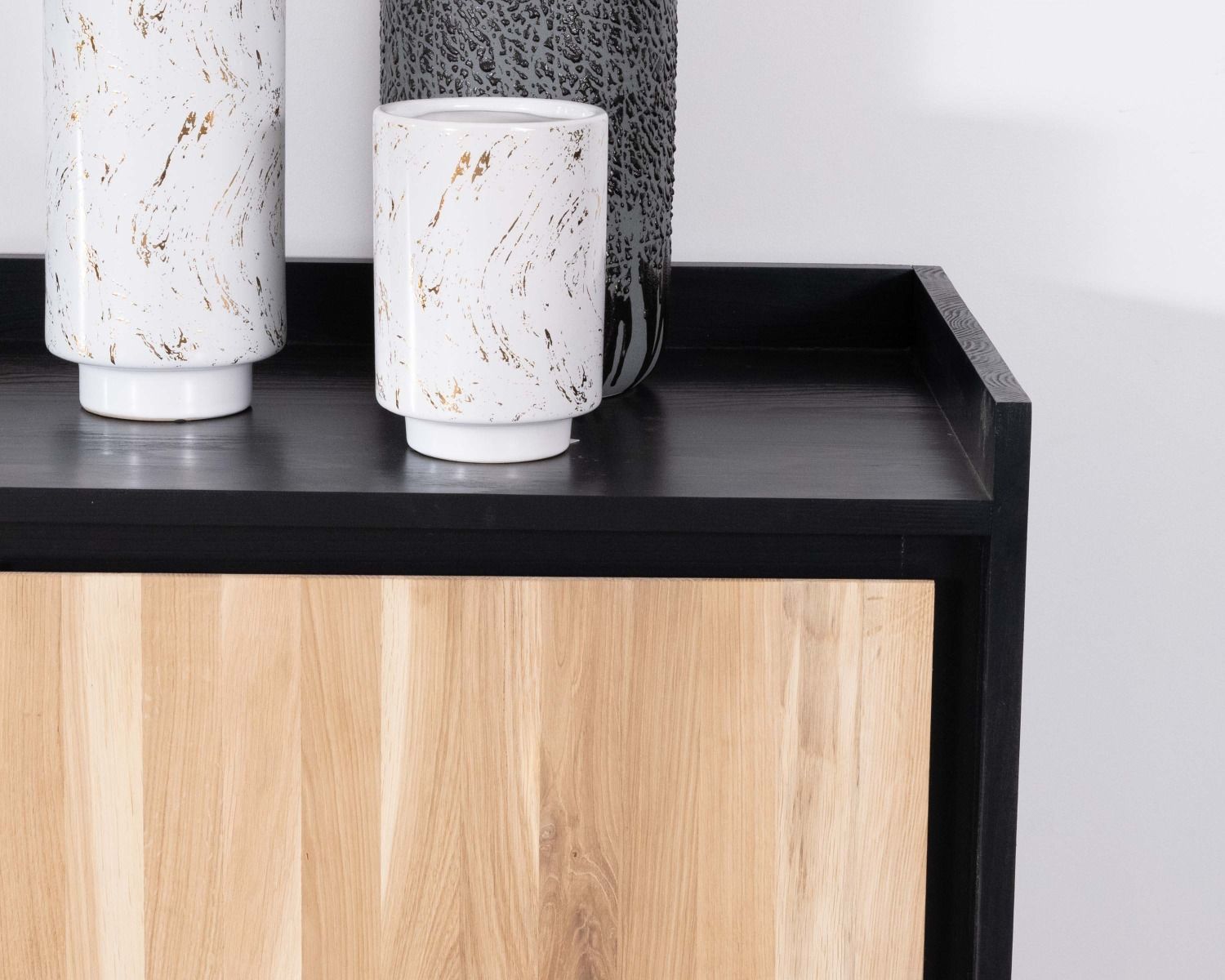Credenza "Trace" a 4 ante in legno massiccio bianco e nero
