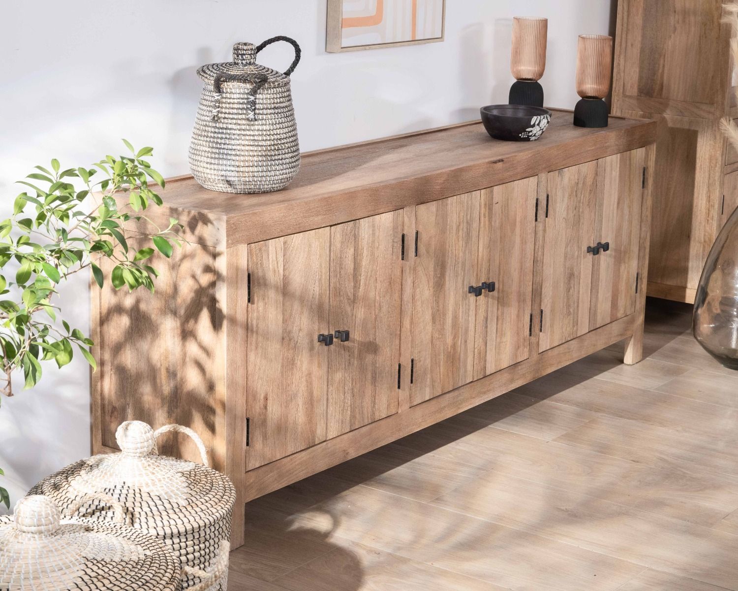 Credenza "Maestro" in legno di mango massiccio, 200 cm, finitura sabbiata, 6 ante