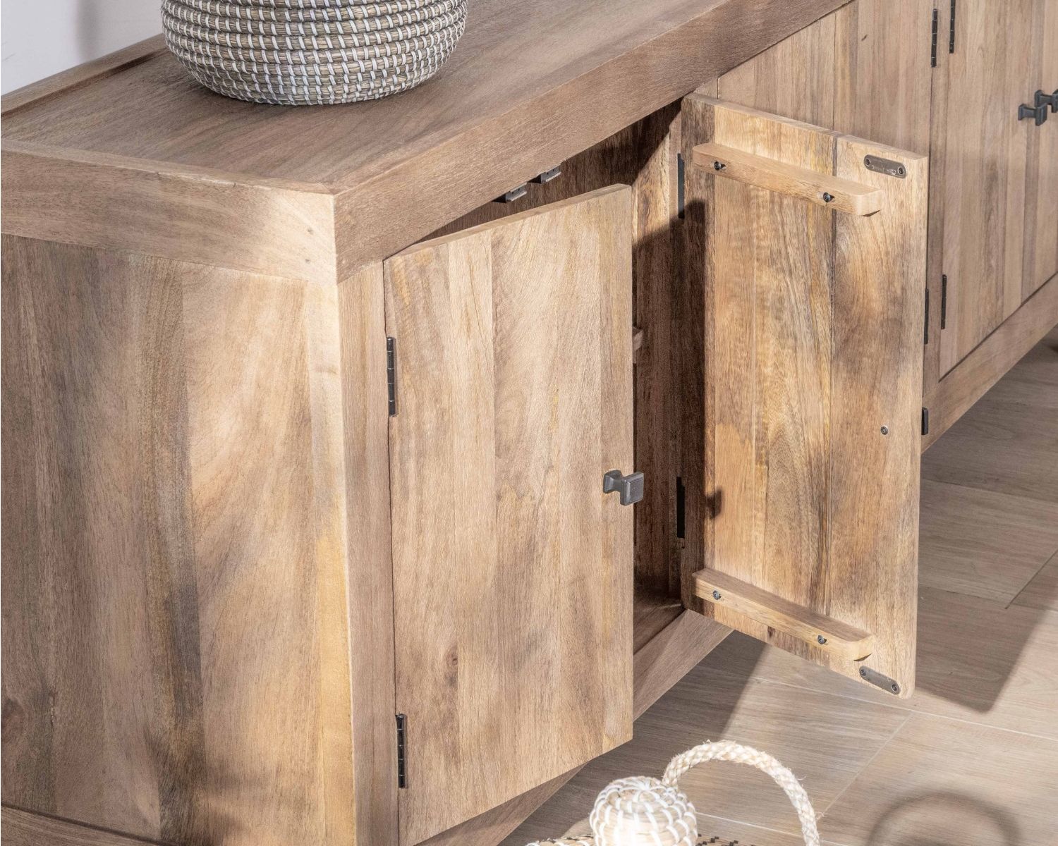 Credenza "Maestro" in legno di mango massiccio, 200 cm, finitura sabbiata, 6 ante