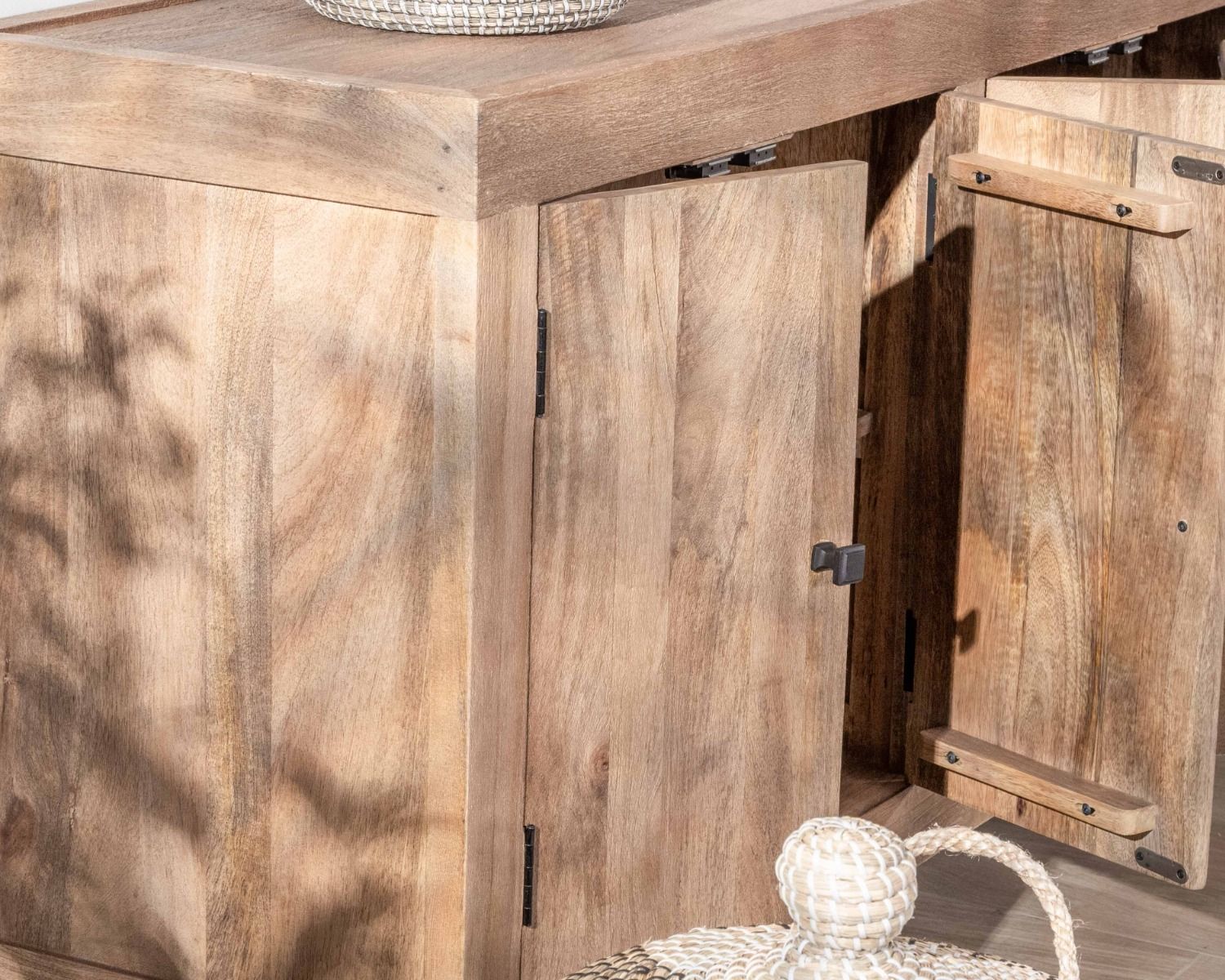 Credenza "Maestro" in legno di mango massiccio, 200 cm, finitura sabbiata, 6 ante