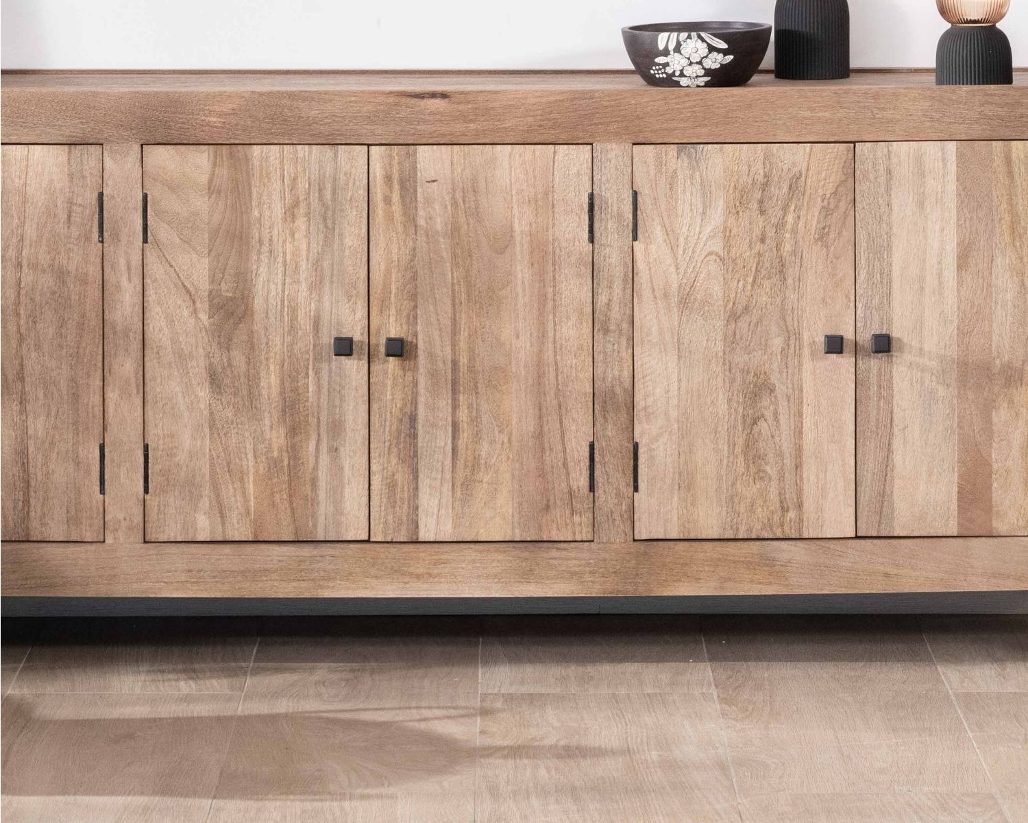 Credenza "Maestro" in legno di mango massiccio, 200 cm, finitura sabbiata, 6 ante
