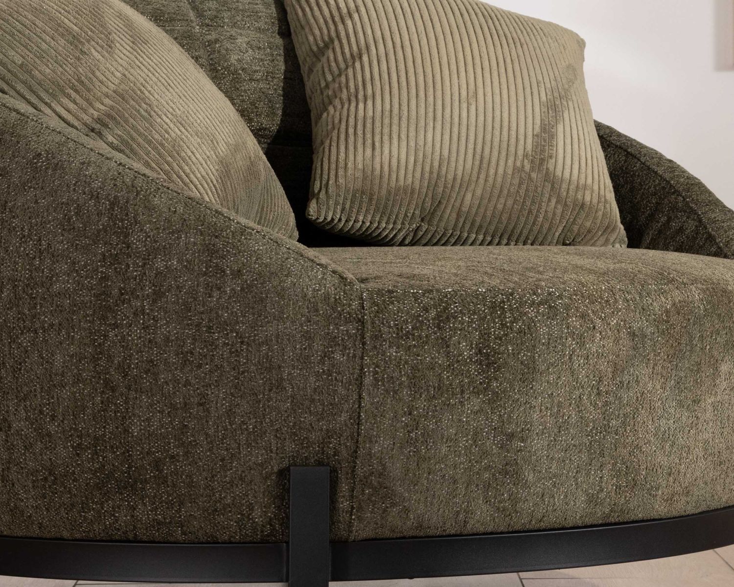 Poltrona rotonda XL ultra-confortevole in tessuto bouclette "Sweet Culture" verde kaki con una gamma di cuscini