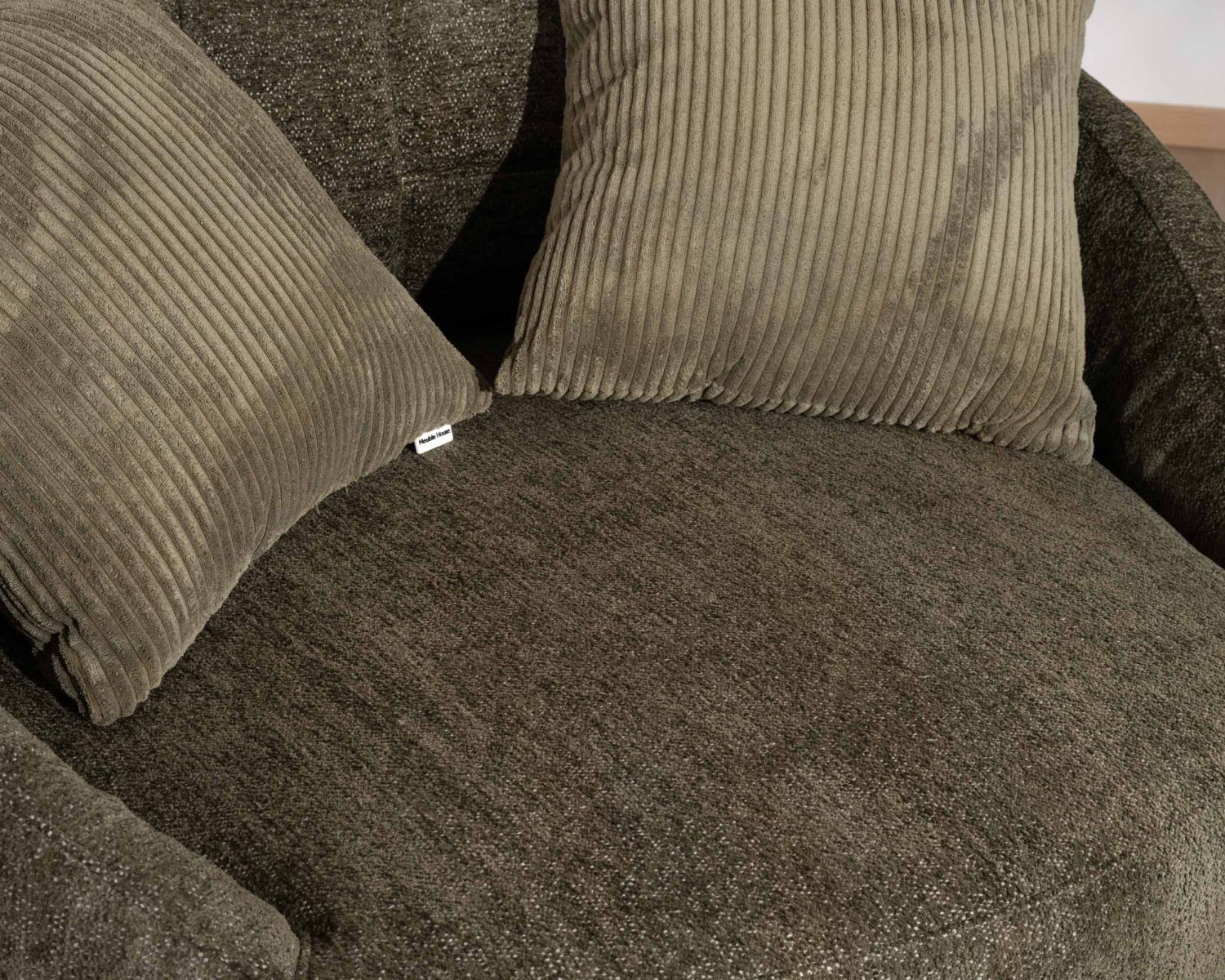 Poltrona rotonda XL ultra-confortevole in tessuto bouclette "Sweet Culture" verde kaki con una gamma di cuscini