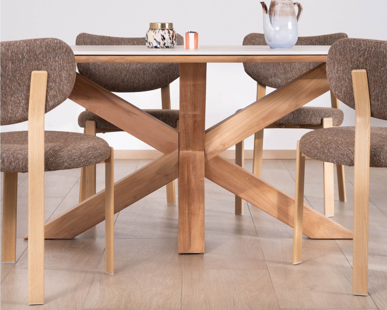 Tavolo in teak massiccio con piano in ceramica effetto travertino da 200 cm "Avenor" con base a stella
