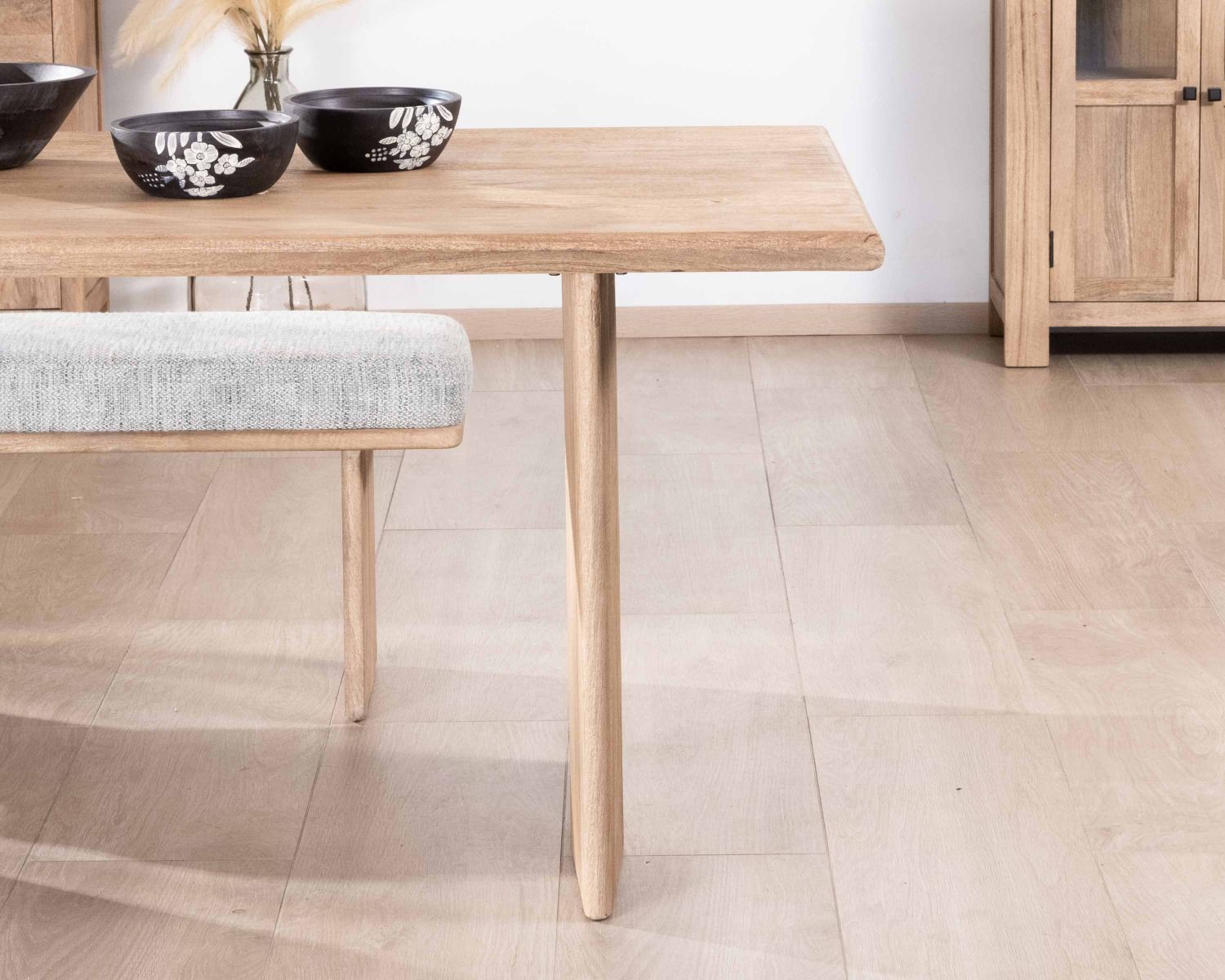 Tavolo da pranzo rettangolare "Maestro" da 180 cm in legno di mango levigato con gambe laterali massicce