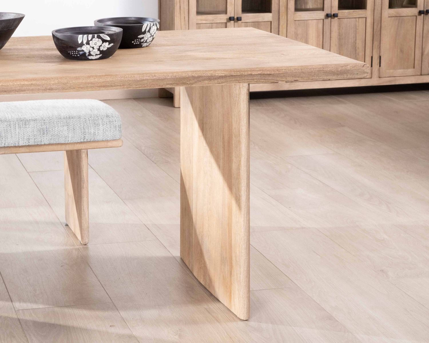 Tavolo da pranzo rettangolare "Maestro" da 180 cm in legno di mango levigato con gambe laterali massicce