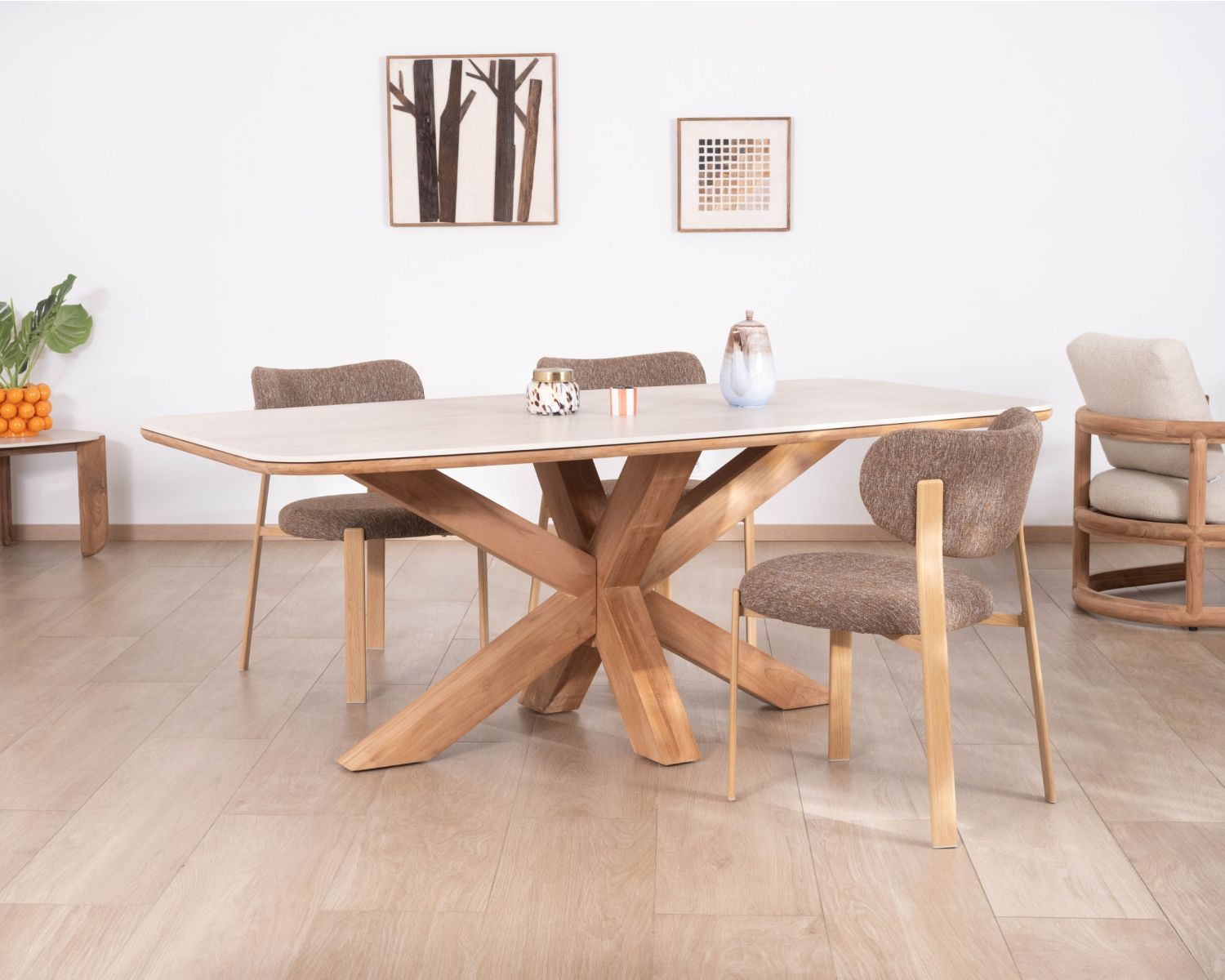 Tavolo in teak massiccio con piano in ceramica effetto travertino da 200 cm "Avenor" con base a stella