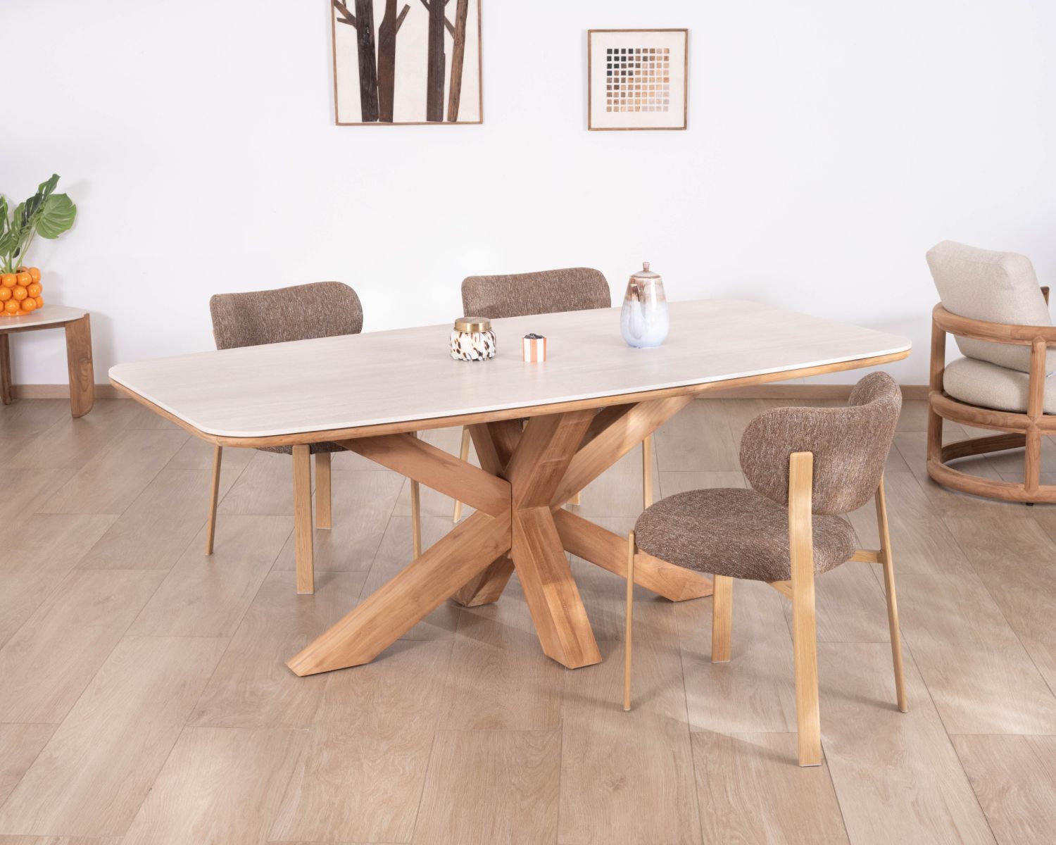 Tavolo in teak massiccio con piano in ceramica effetto travertino da 200 cm "Avenor" con base a stella