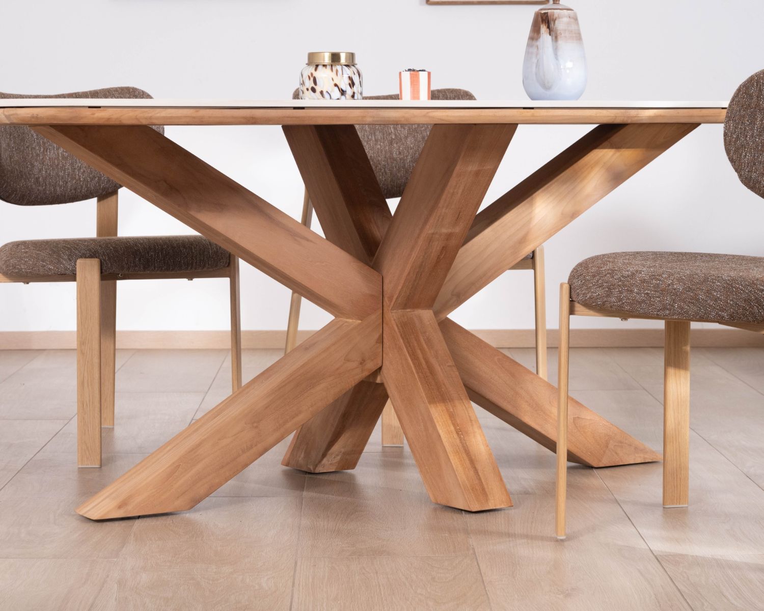 Tavolo in teak massiccio con piano in ceramica effetto travertino da 200 cm "Avenor" con base a stella
