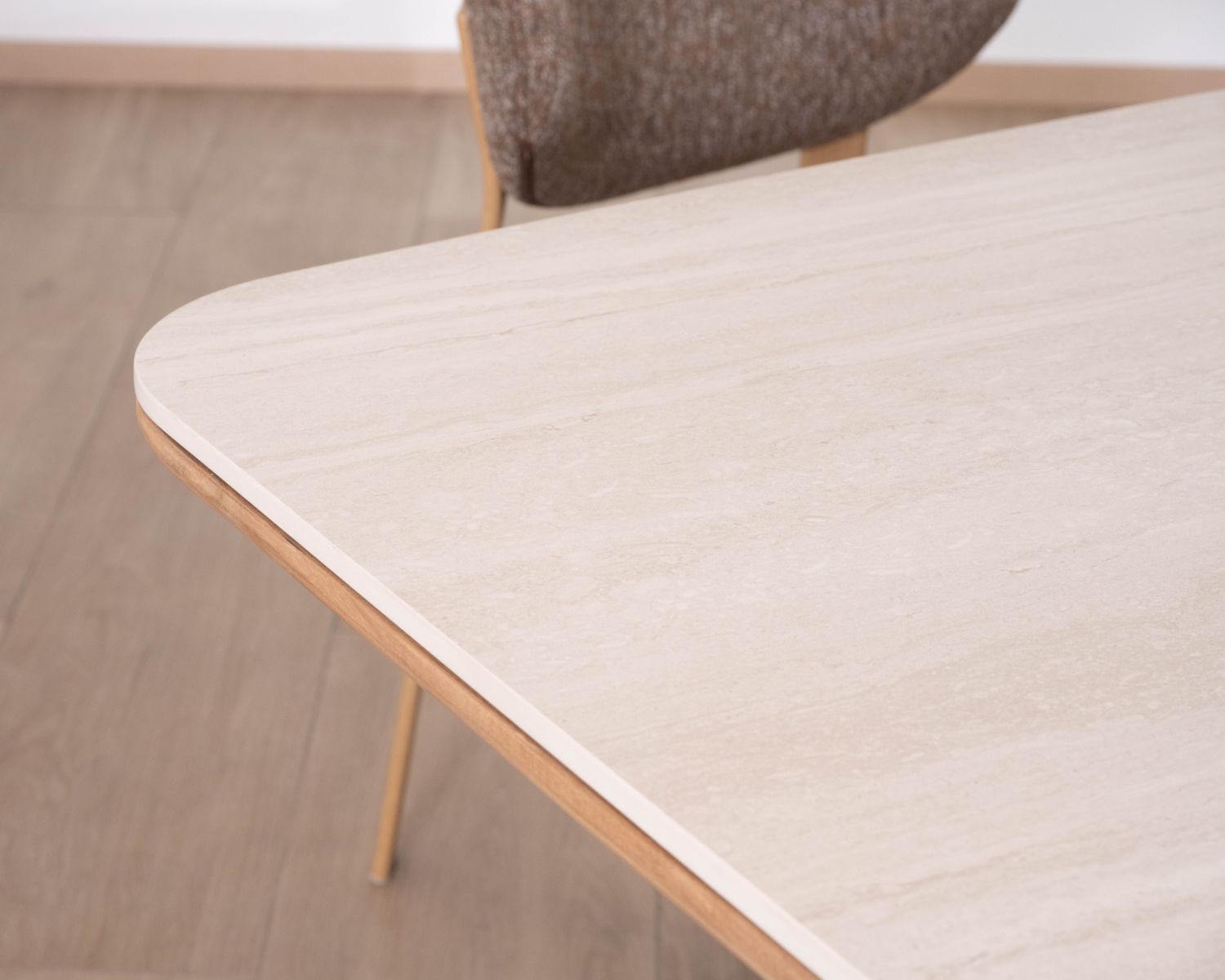 Tavolo in teak massiccio con piano in ceramica effetto travertino da 200 cm "Avenor" con base a stella
