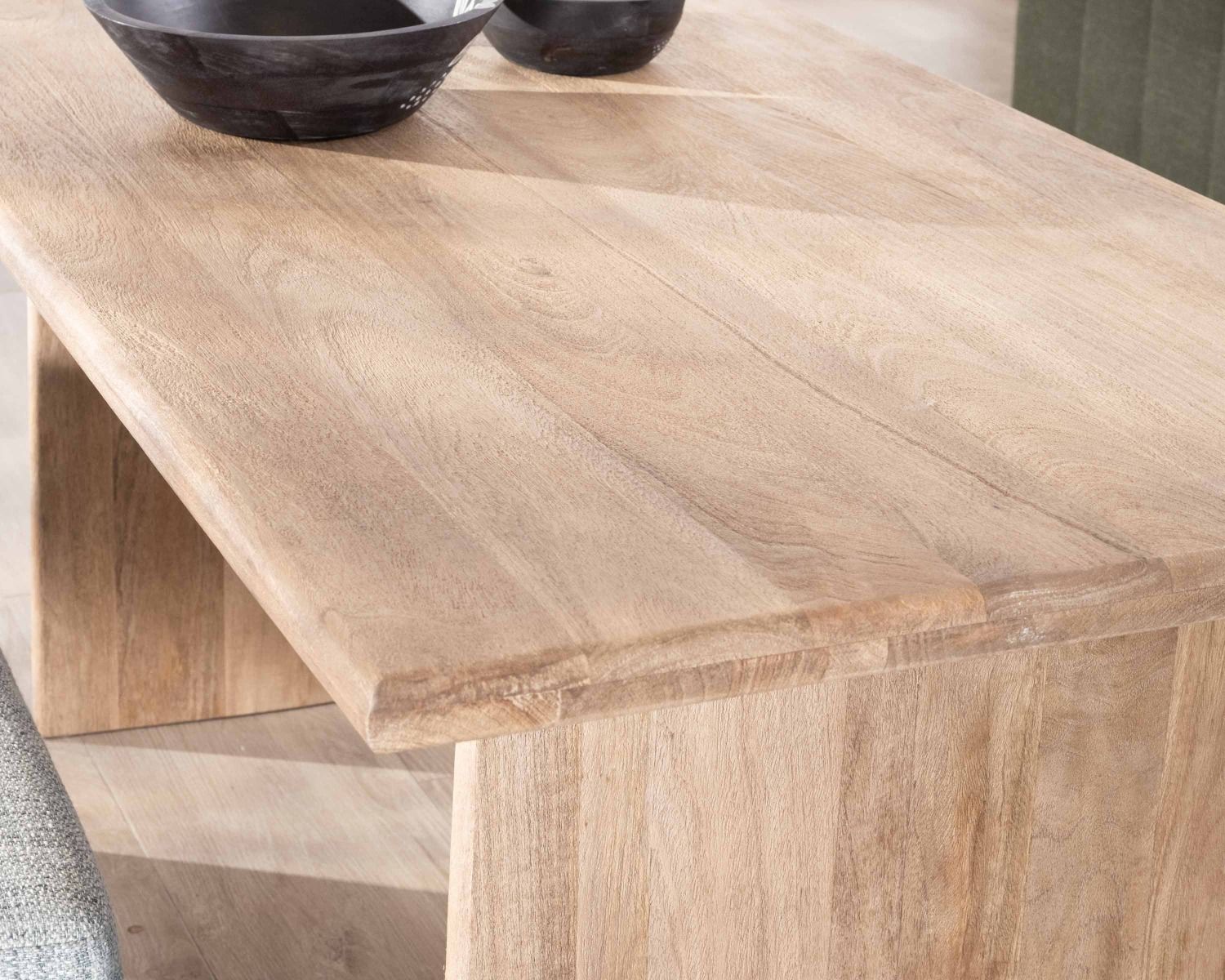 Tavolo da pranzo rettangolare "Maestro" da 180 cm in legno di mango levigato con gambe laterali massicce