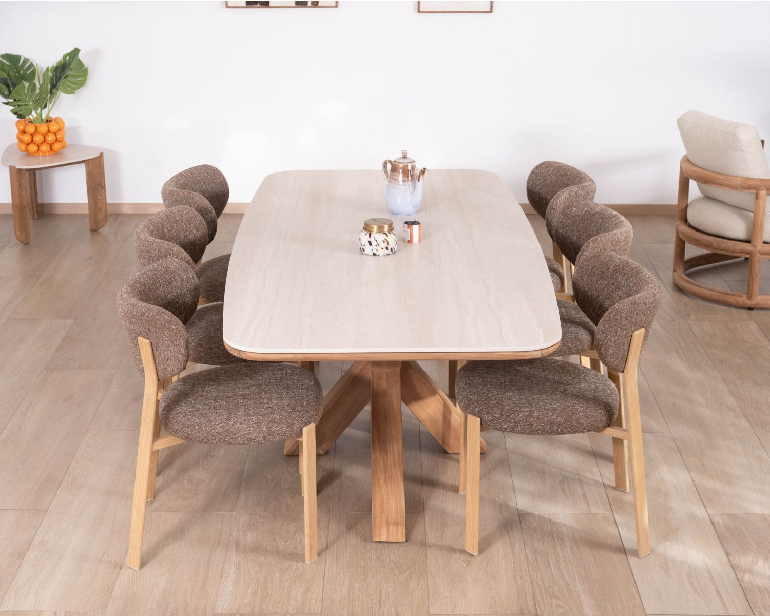 Tavolo in teak massiccio con piano in ceramica effetto travertino da 200 cm "Avenor" con base a stella