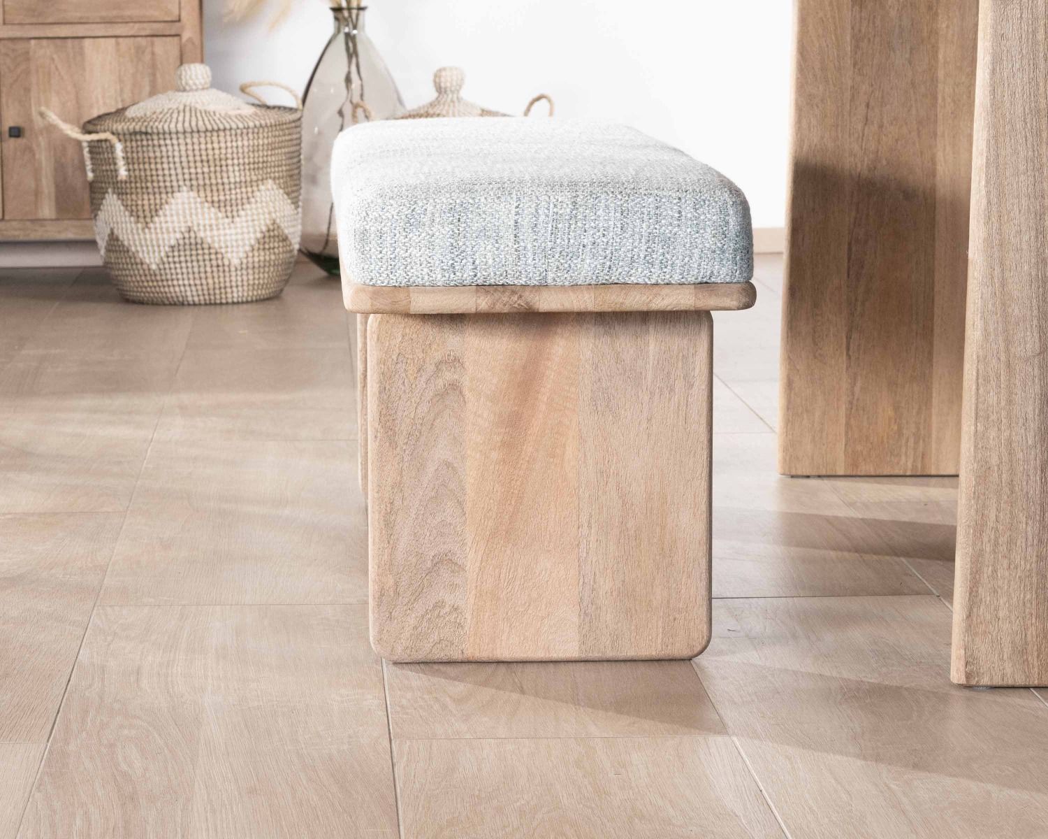 Elegante e confortevole panca da 120 cm in legno di mango e seduta imbottita in tessuto grigio screziato "Maestro"