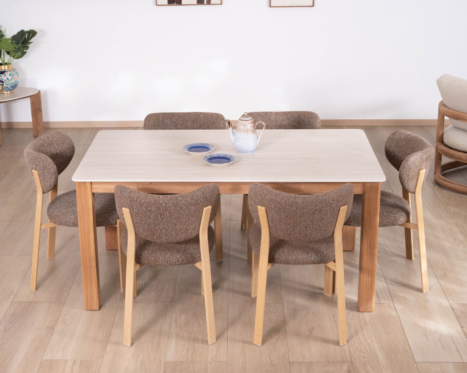 Tavolo da pranzo da 200 cm in stile country chic “Arvik”, in teak massiccio e ceramica effetto travertino