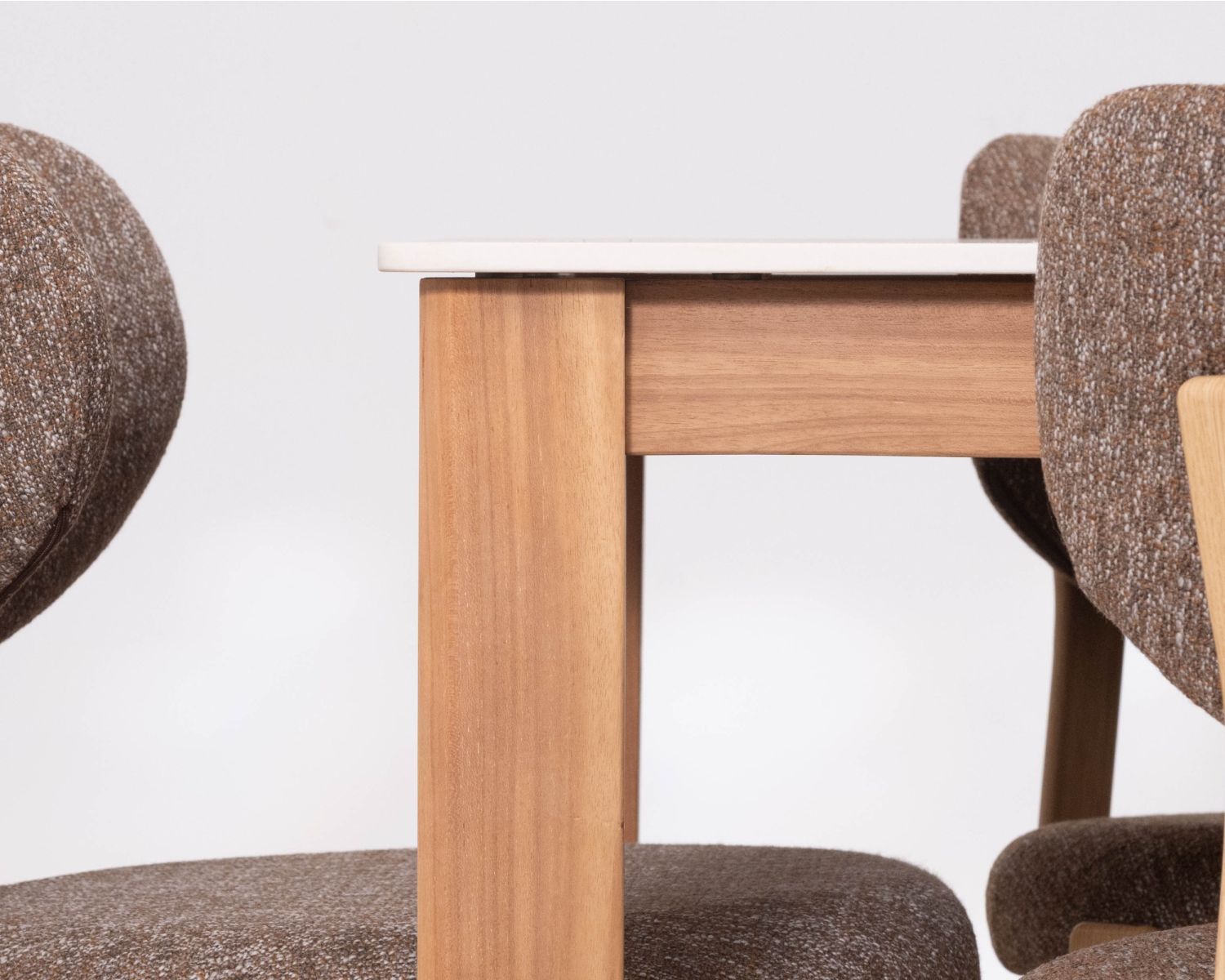 Tavolo da pranzo da 200 cm in stile country chic “Arvik”, in teak massiccio e ceramica effetto travertino