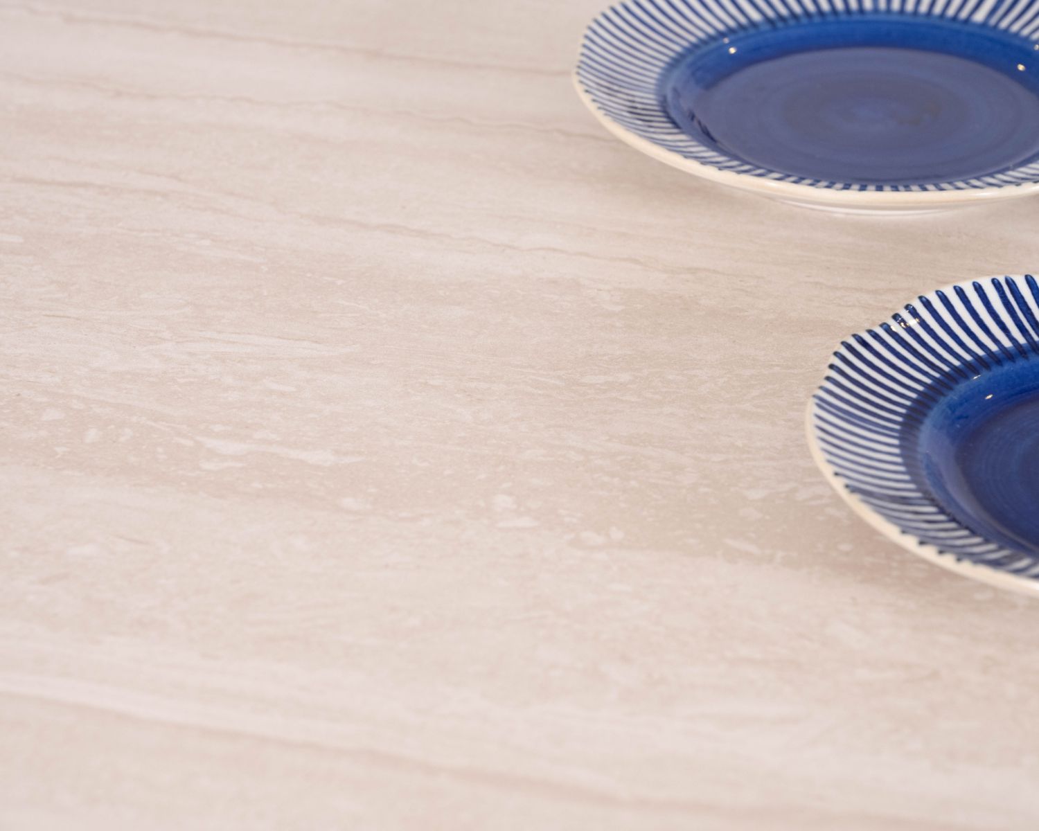 Tavolo da pranzo in stile country chic "Arvik" in teak massiccio e ceramica effetto travertino, 160 cm