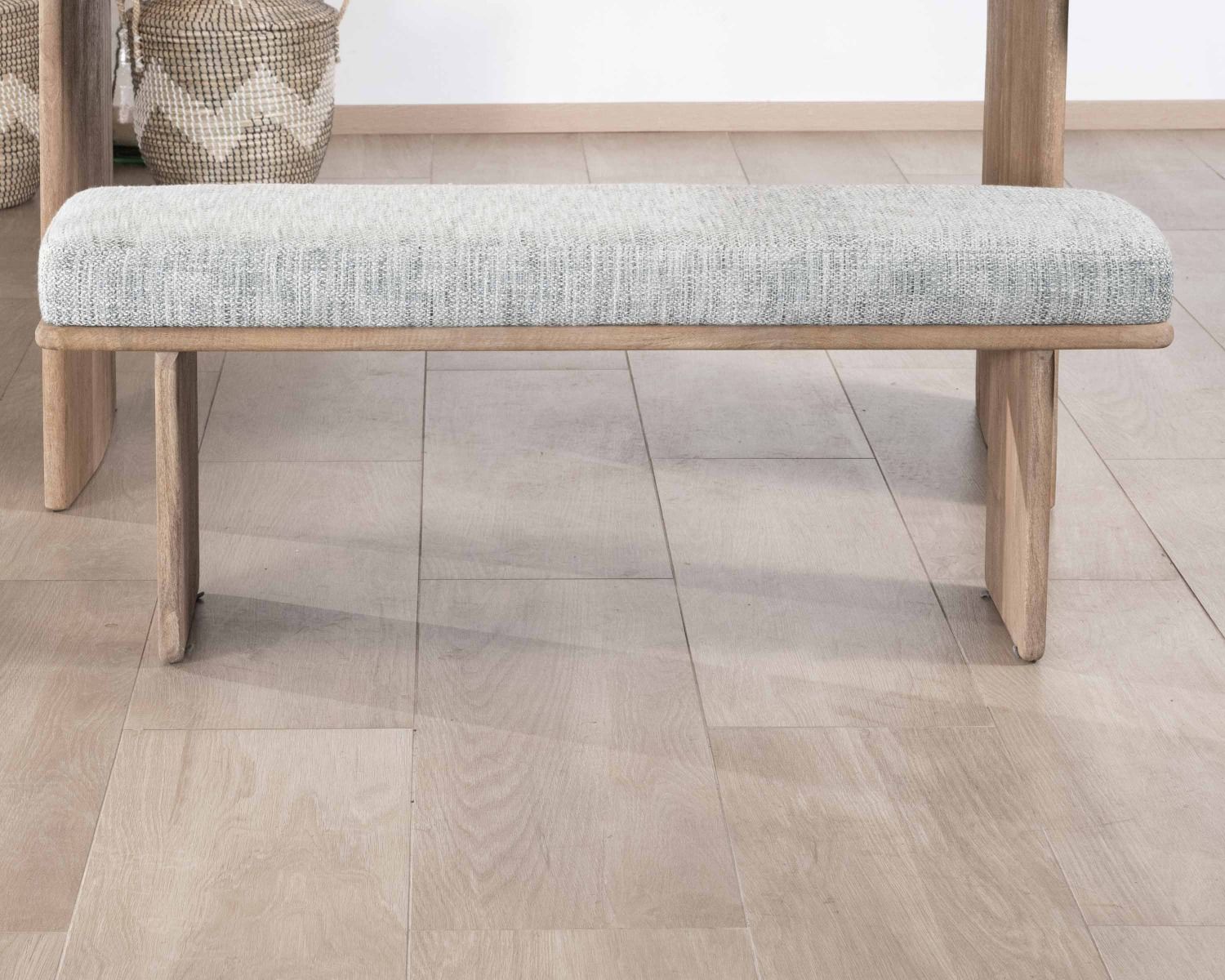 Elegante e confortevole panca da 120 cm in legno di mango e seduta imbottita in tessuto grigio screziato "Maestro"