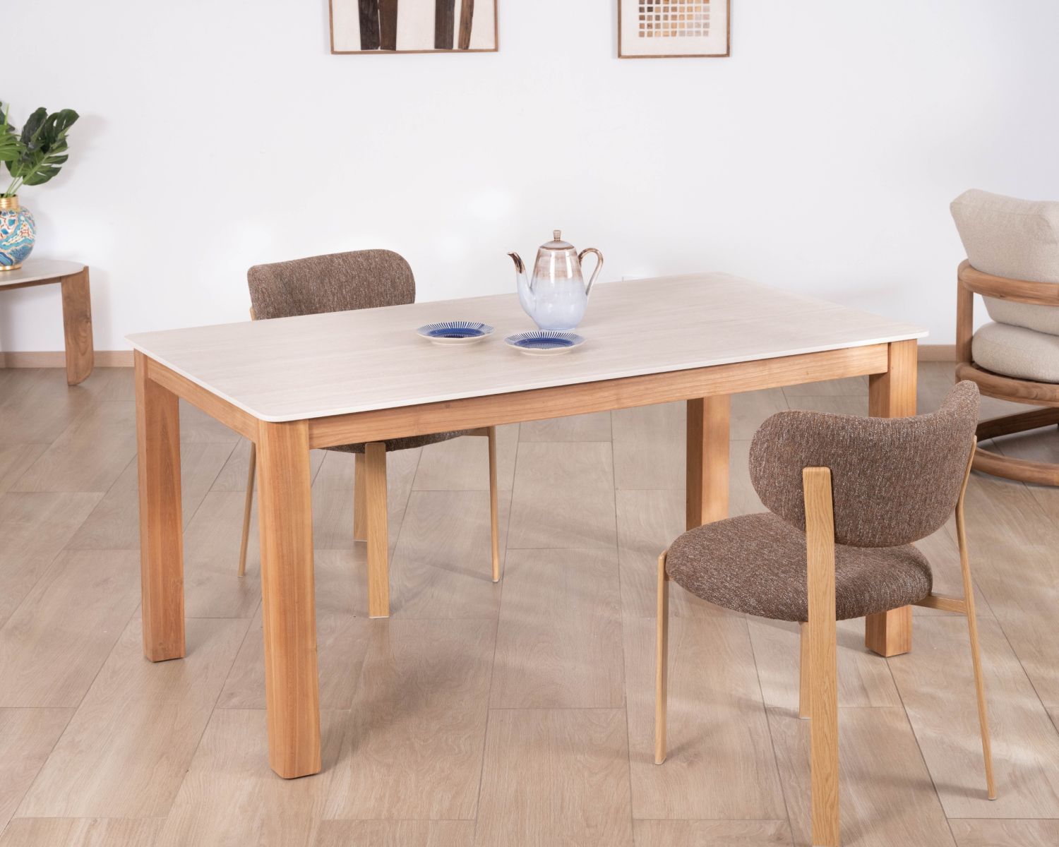 Tavolo da pranzo in stile country chic "Arvik" in teak massiccio e ceramica effetto travertino, 160 cm