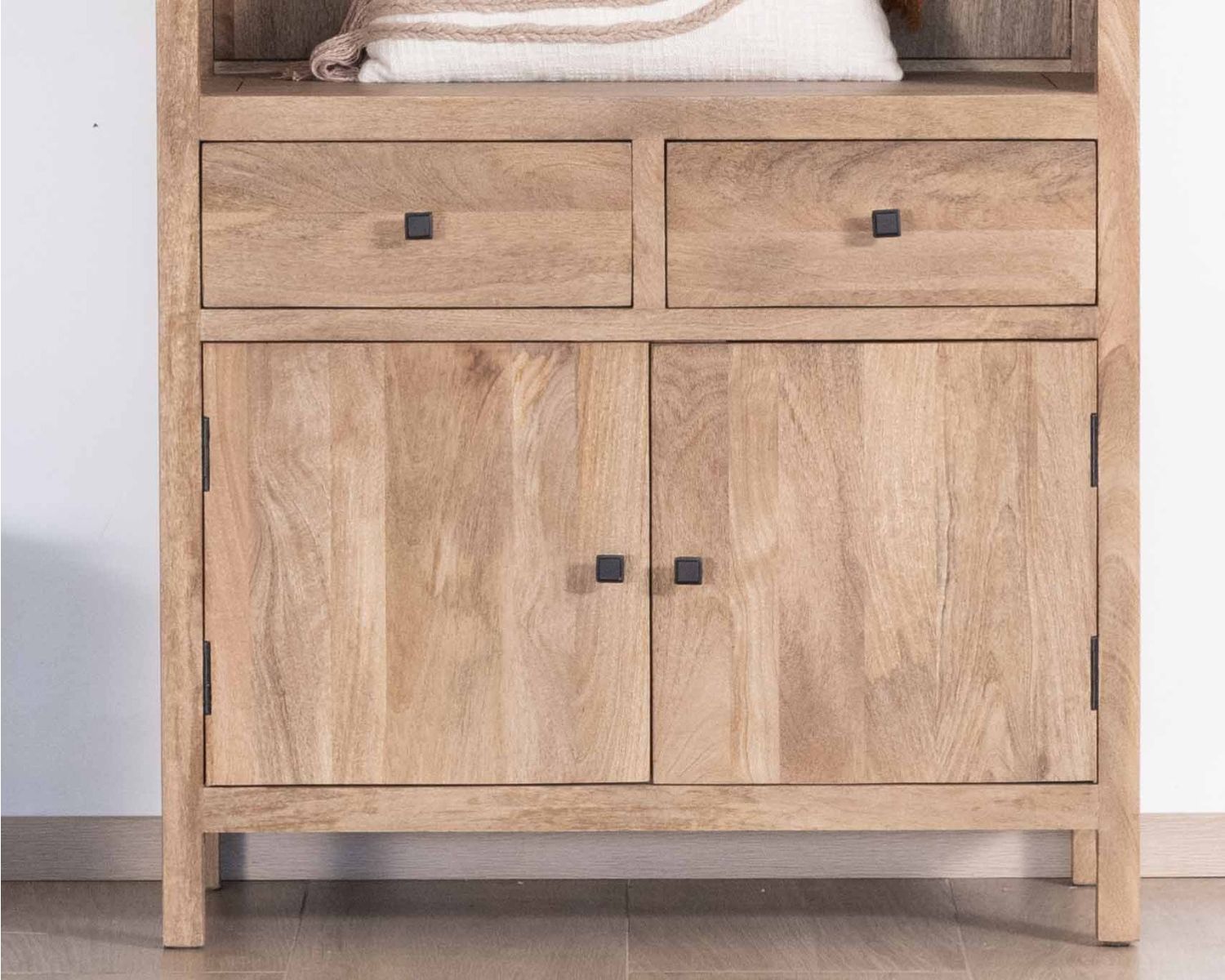 Credenza alta "Maestro" larga 87 cm in mango massiccio con finitura sabbiata