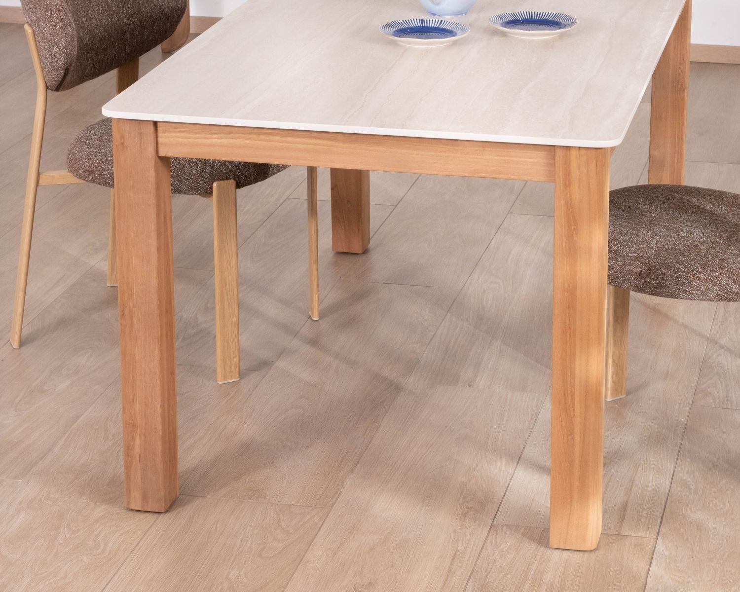 Tavolo da pranzo in stile country chic "Arvik" in teak massiccio e ceramica effetto travertino, 160 cm