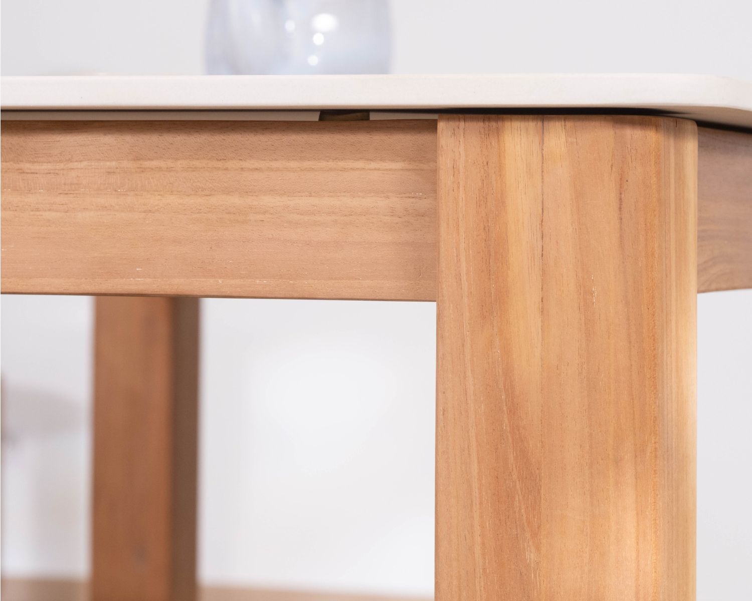 Tavolo da pranzo in stile country chic "Arvik" in teak massiccio e ceramica effetto travertino, 160 cm
