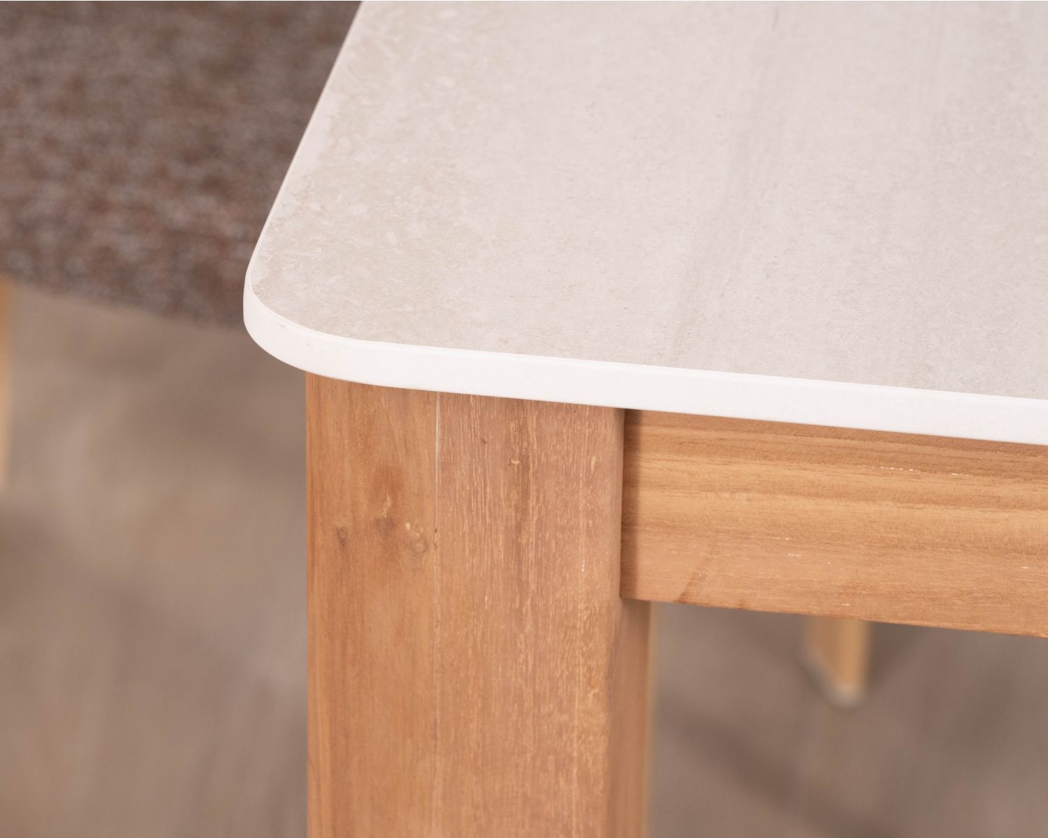 Tavolo da pranzo in stile country chic "Arvik" in teak massiccio e ceramica effetto travertino, 160 cm