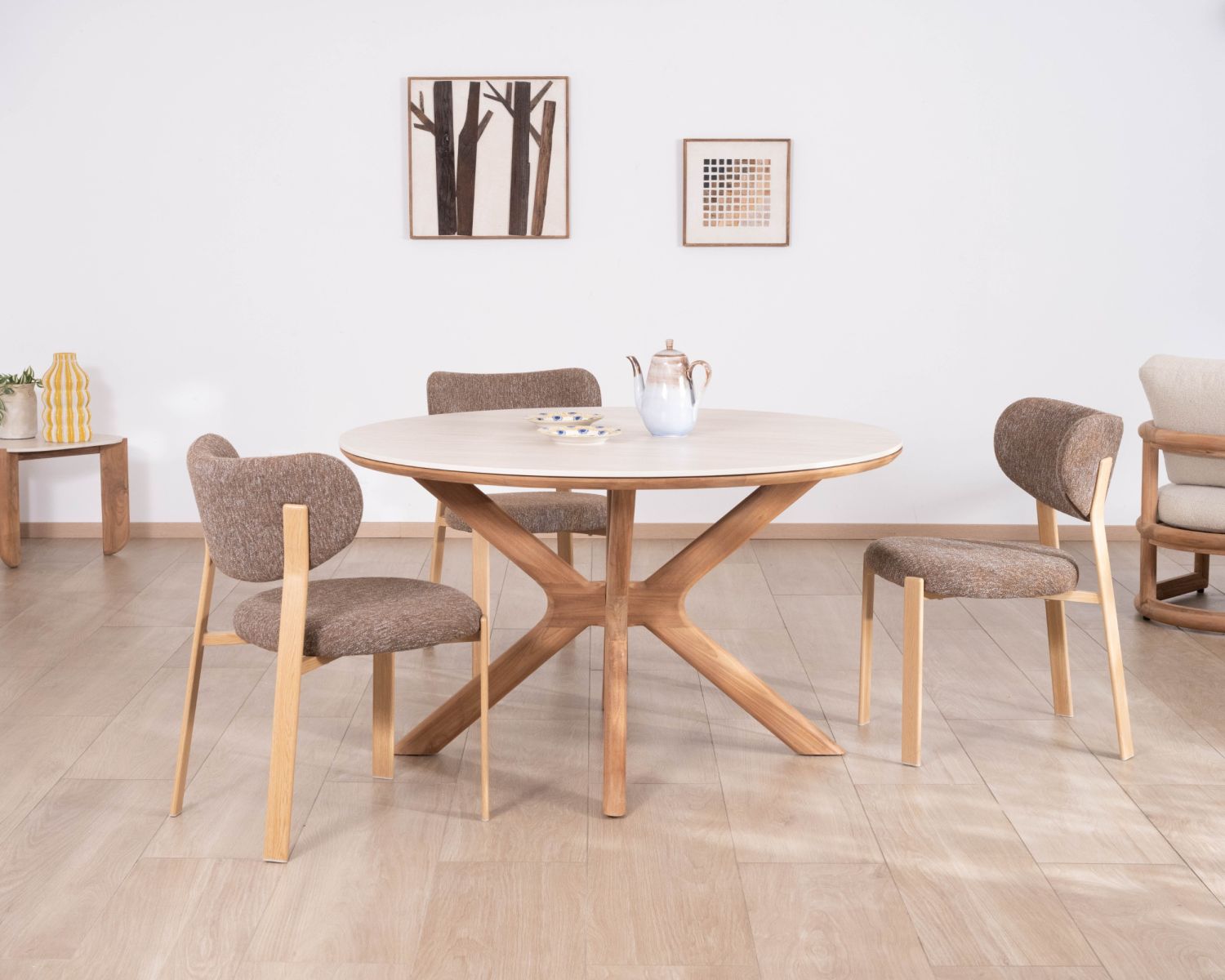 Tavolo rotondo da interno o esterno da 130 cm “Elsen” in teak massiccio con piano in ceramica effetto travertino