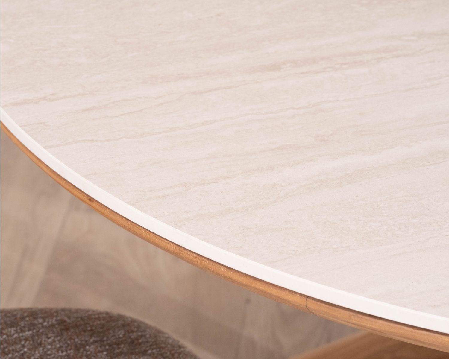 Tavolo rotondo da interno o esterno da 130 cm “Elsen” in teak massiccio con piano in ceramica effetto travertino