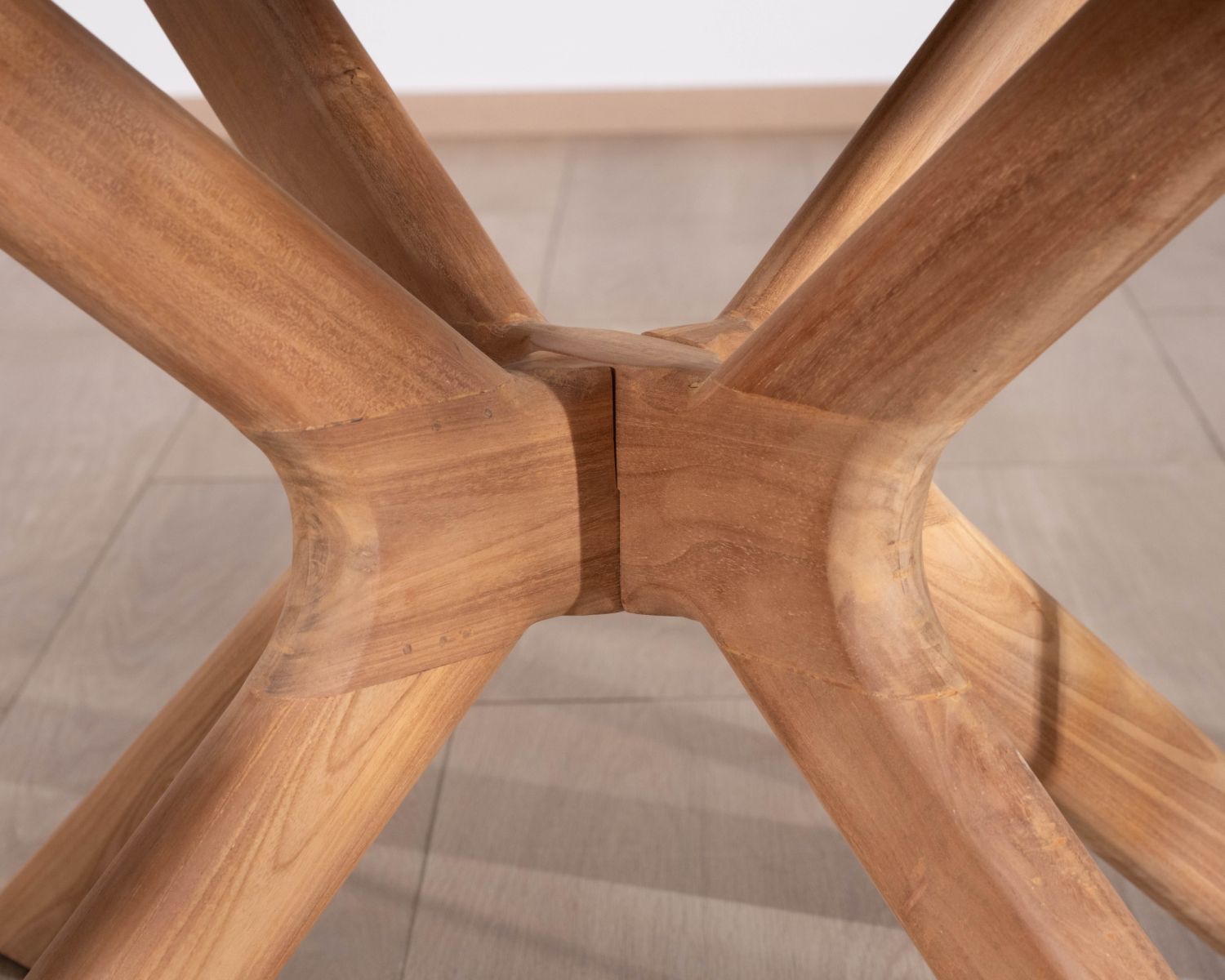 Tavolo rotondo da interno o esterno da 130 cm “Elsen” in teak massiccio con piano in ceramica effetto travertino