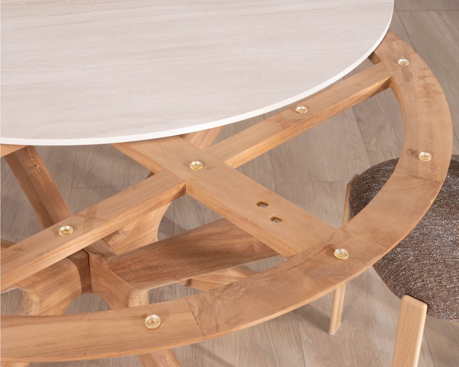 Tavolo rotondo da interno o esterno da 130 cm “Elsen” in teak massiccio con piano in ceramica effetto travertino