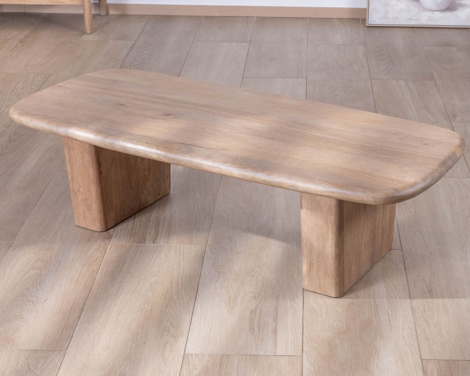 Tavolo da salotto rettangolare "Orobie" in legno di mango, design puro