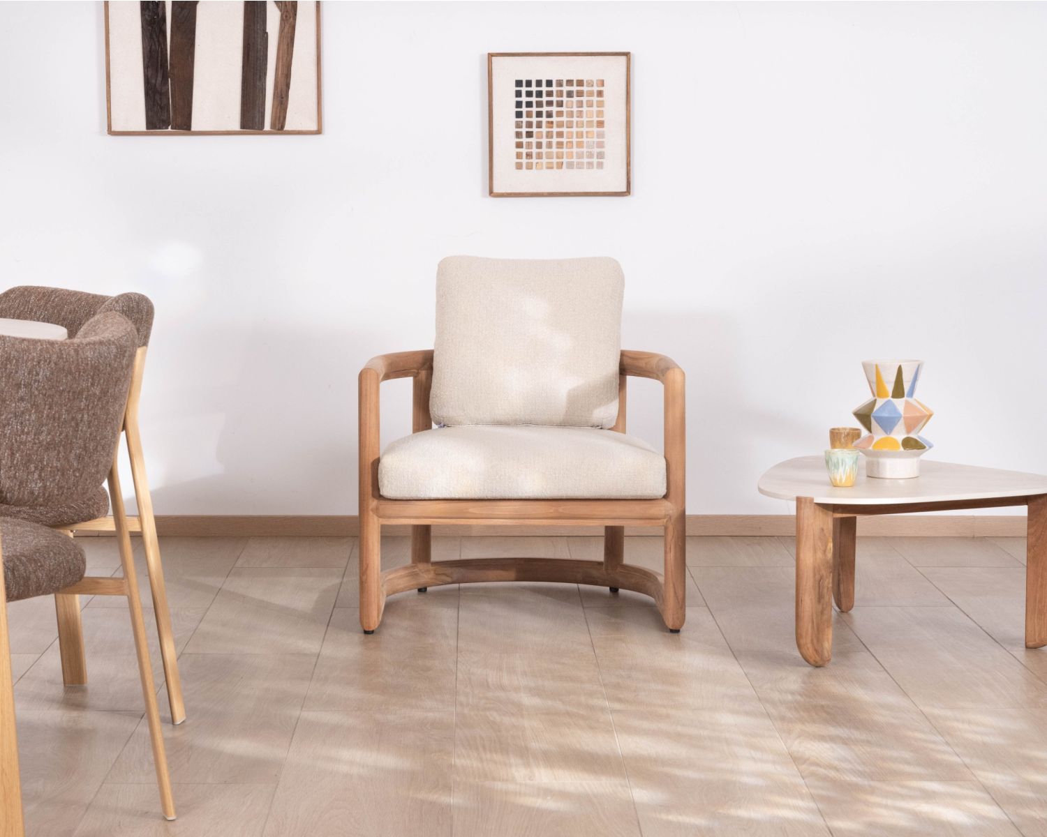 Poltrona lounge in teak massiccio “Alizé” con cuscini in bouclé écru – per interni ed esterni