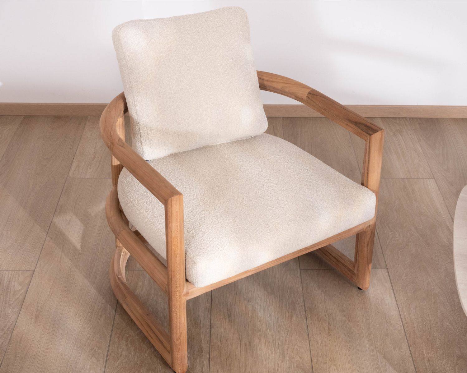 Poltrona lounge in teak massiccio “Alizé” con cuscini in bouclé écru – per interni ed esterni
