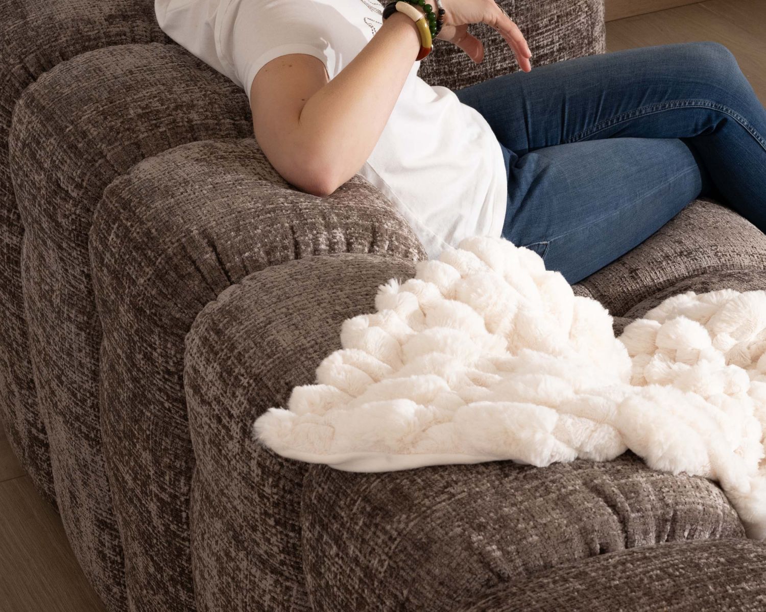 Divano a 3 posti "Milow" in tessuto di velluto grigio cenere, ultra-accogliente