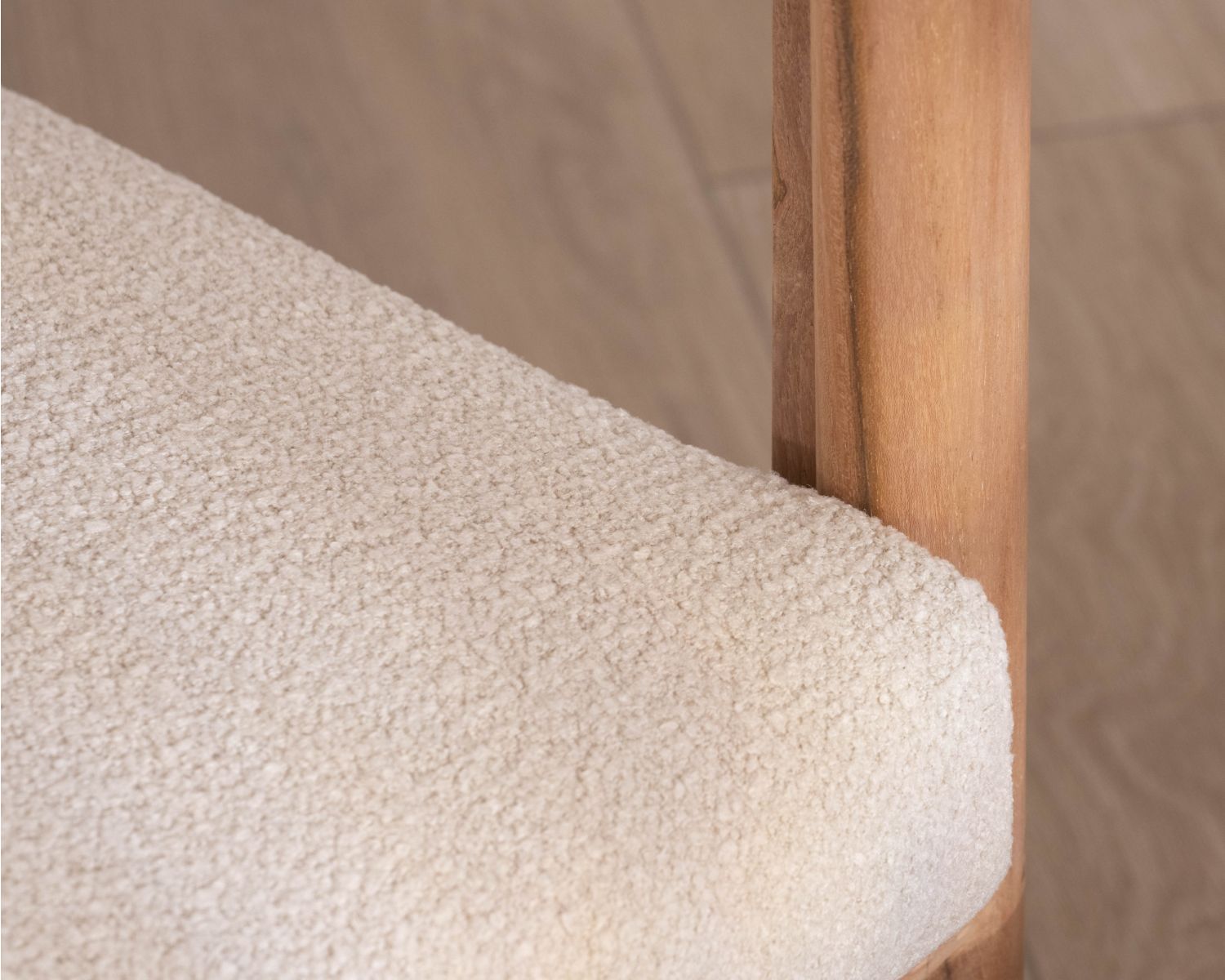 Poltrona lounge in teak massiccio “Alizé” con cuscini in bouclé écru – per interni ed esterni