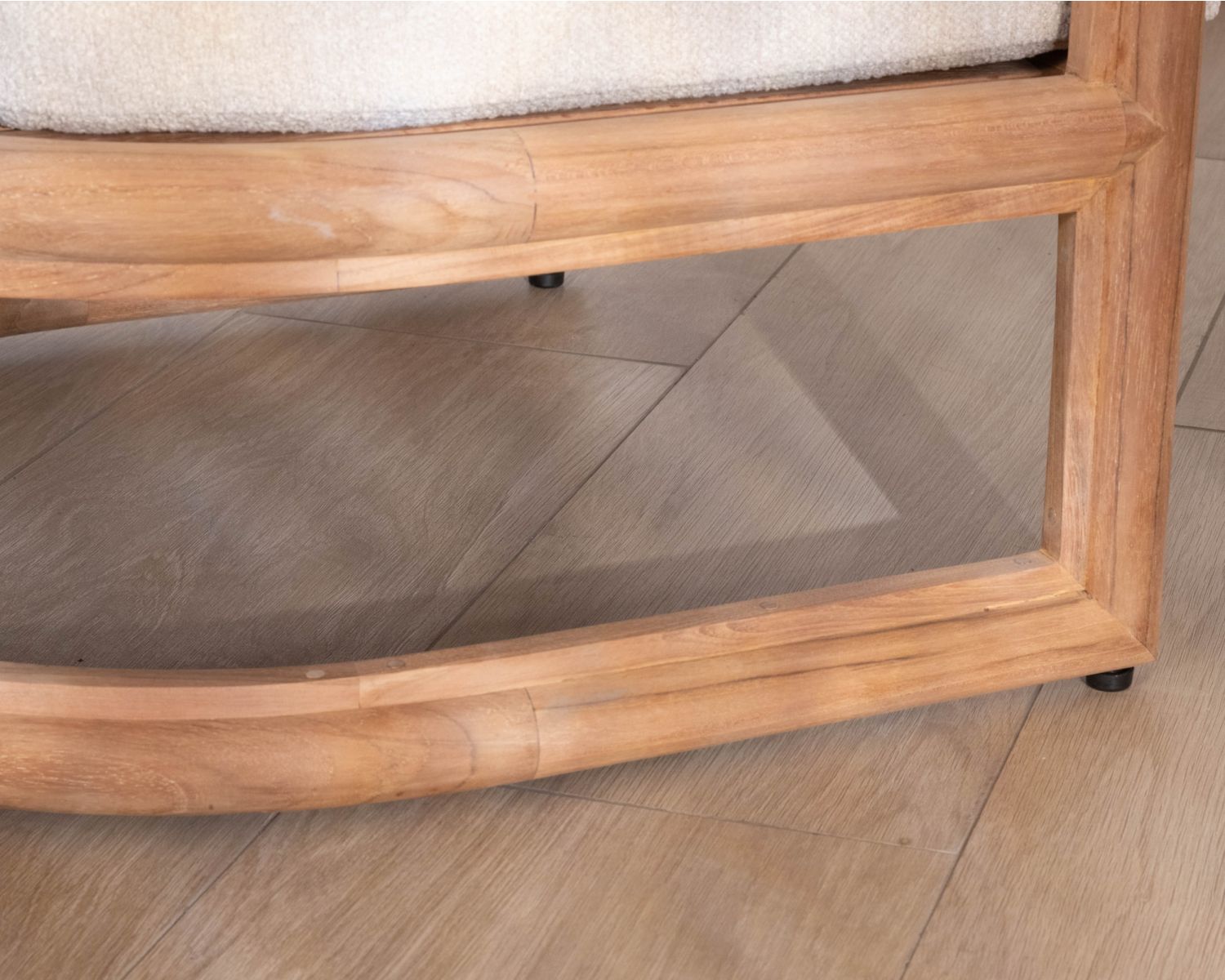 Poltrona lounge in teak massiccio “Alizé” con cuscini in bouclé écru – per interni ed esterni
