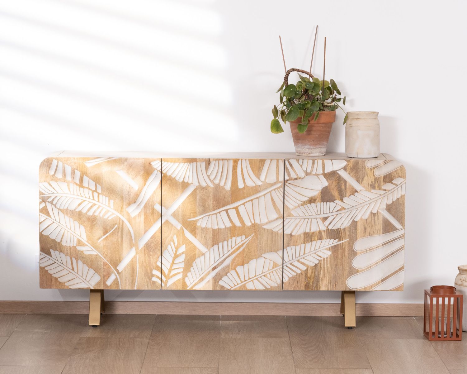 Credenza in legno di mango con decorazione a foglie di palma "Pop Vintage" e gambe in metallo dorato