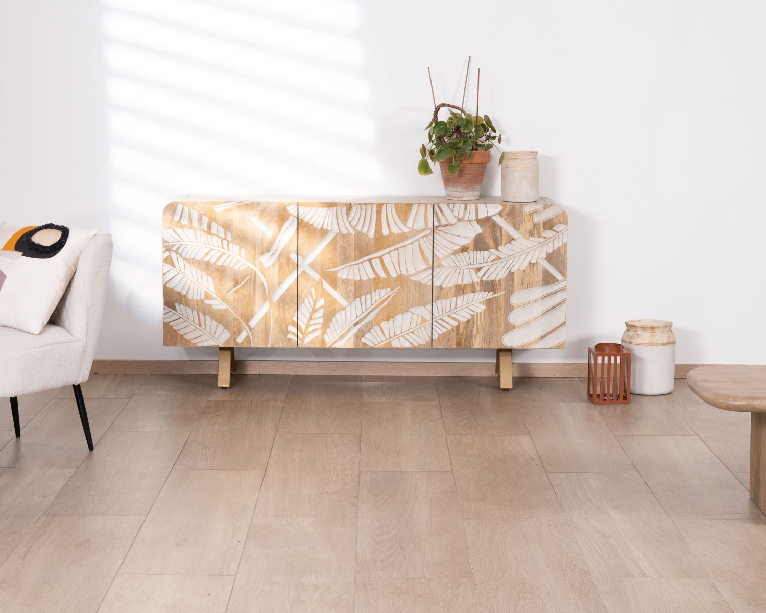 Credenza in legno di mango con decorazione a foglie di palma "Pop Vintage" e gambe in metallo dorato