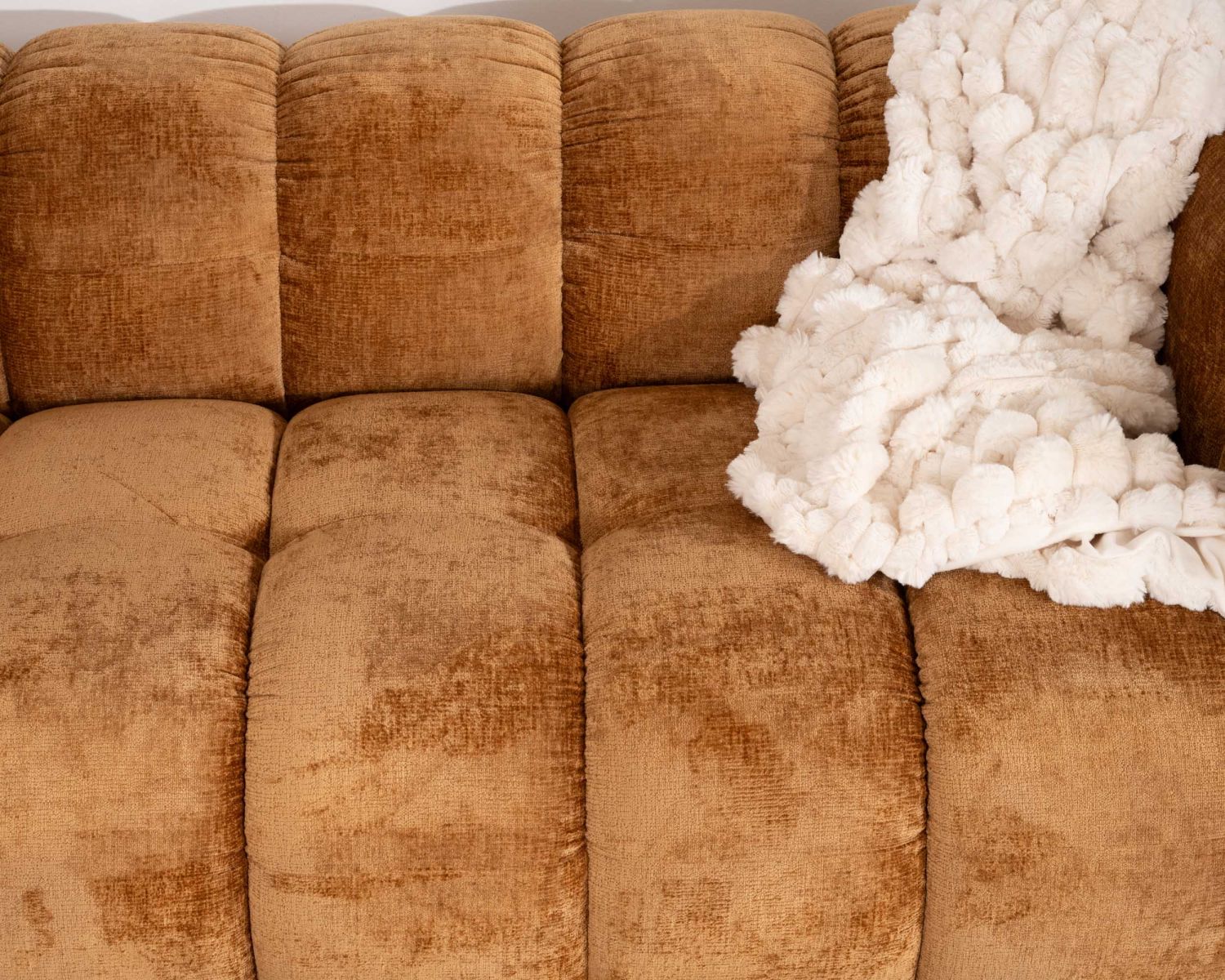 Divano a 3 posti in stile retrò "Milow" in morbido velluto ambrato