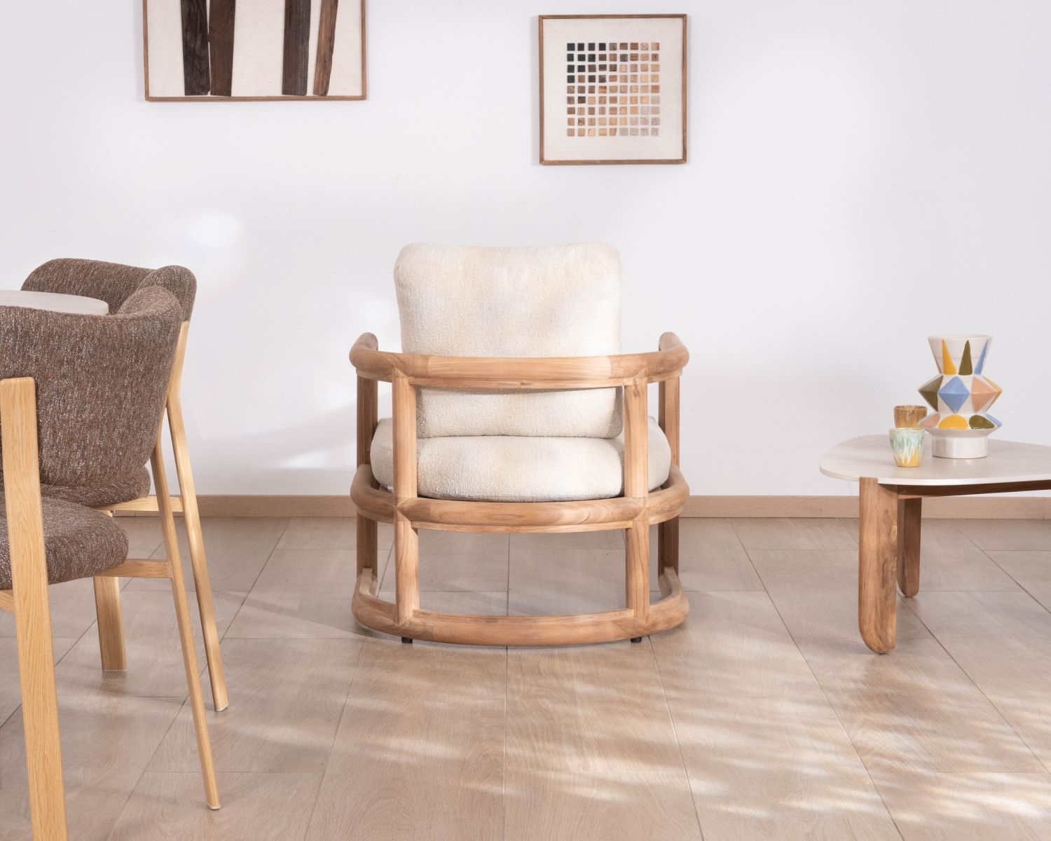 Poltrona lounge in teak massiccio “Alizé” con cuscini in bouclé écru – per interni ed esterni