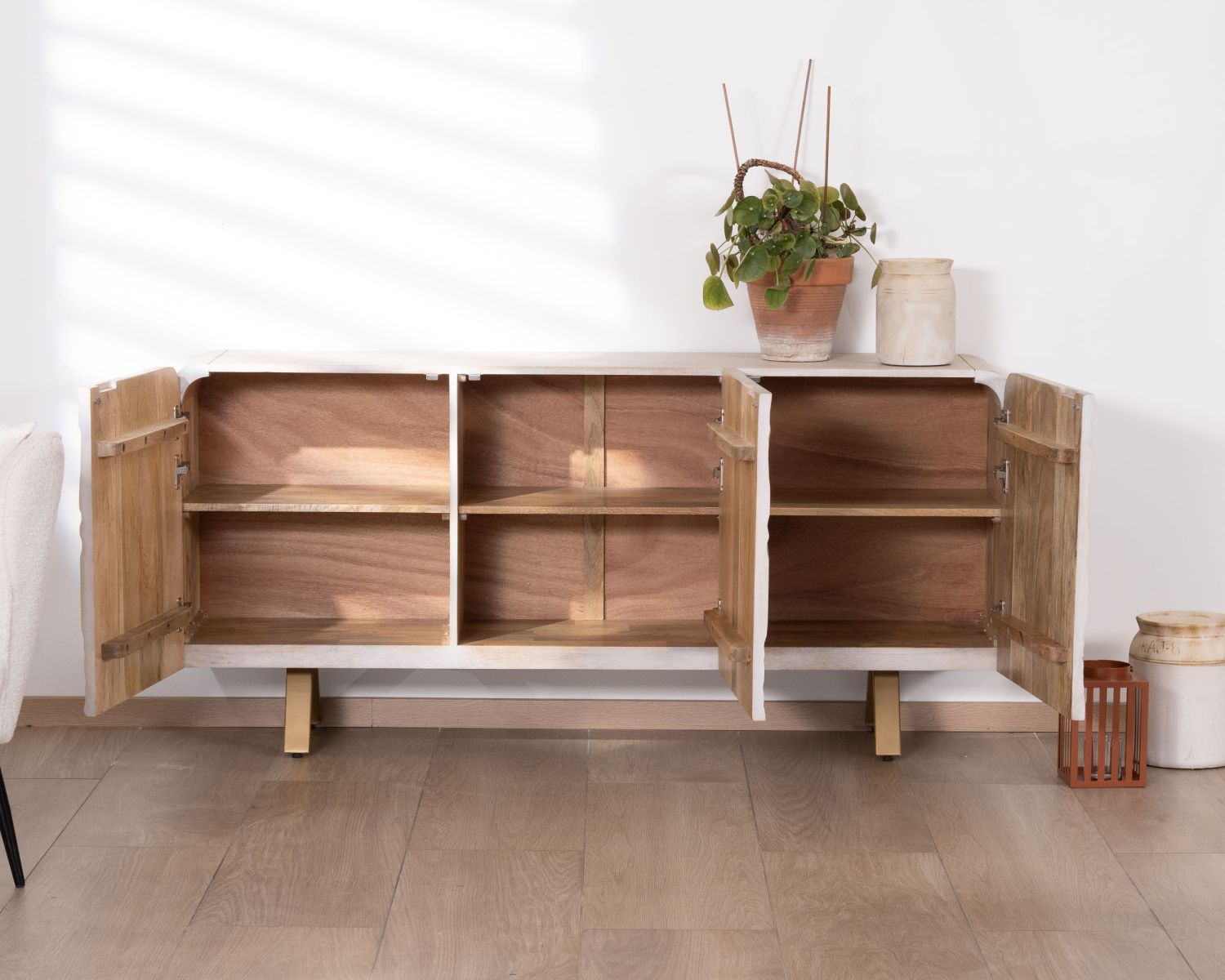 Credenza in legno di mango con decorazione a foglie di palma "Pop Vintage" e gambe in metallo dorato