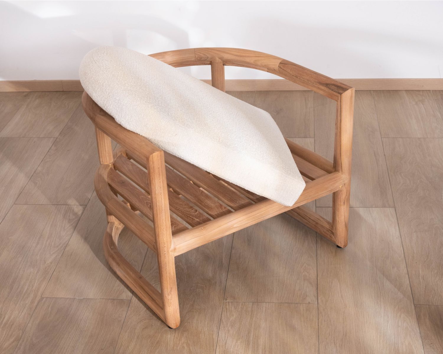 Poltrona lounge in teak massiccio “Alizé” con cuscini in bouclé écru – per interni ed esterni