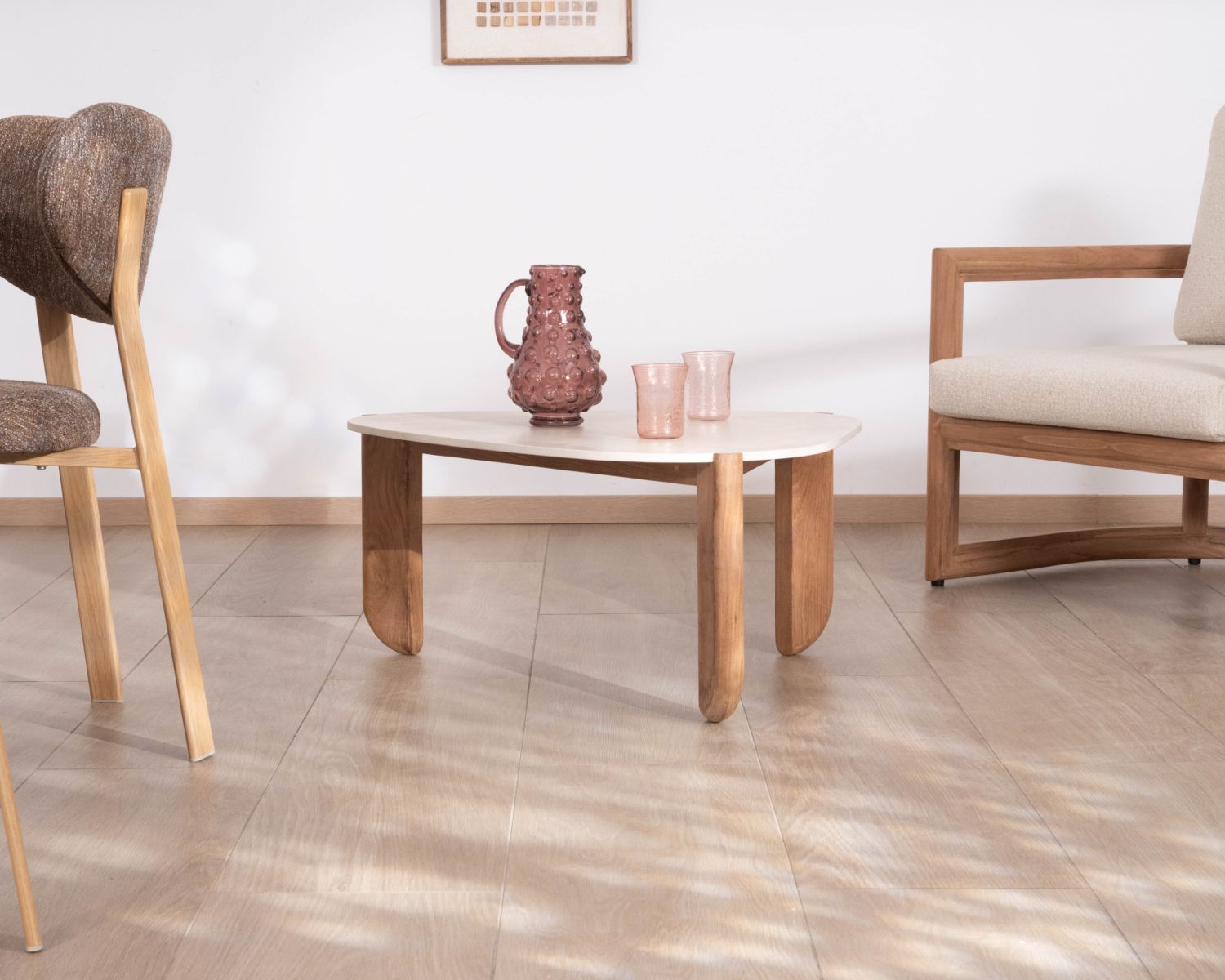 Grande tavolino dal design organico per interni ed esterni, in teak massiccio con piano in ceramica effetto travertino "Osten"