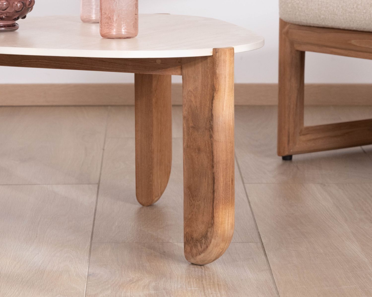Grande tavolino dal design organico per interni ed esterni, in teak massiccio con piano in ceramica effetto travertino "Osten"