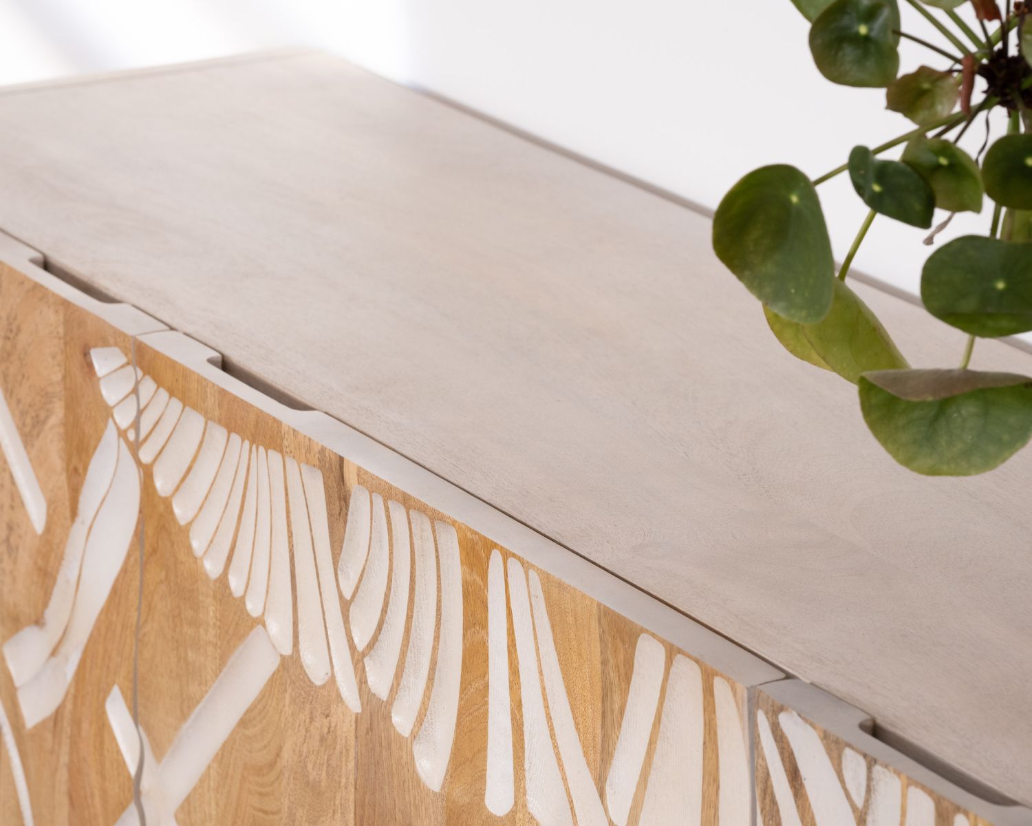 Credenza in legno di mango con decorazione a foglie di palma "Pop Vintage" e gambe in metallo dorato