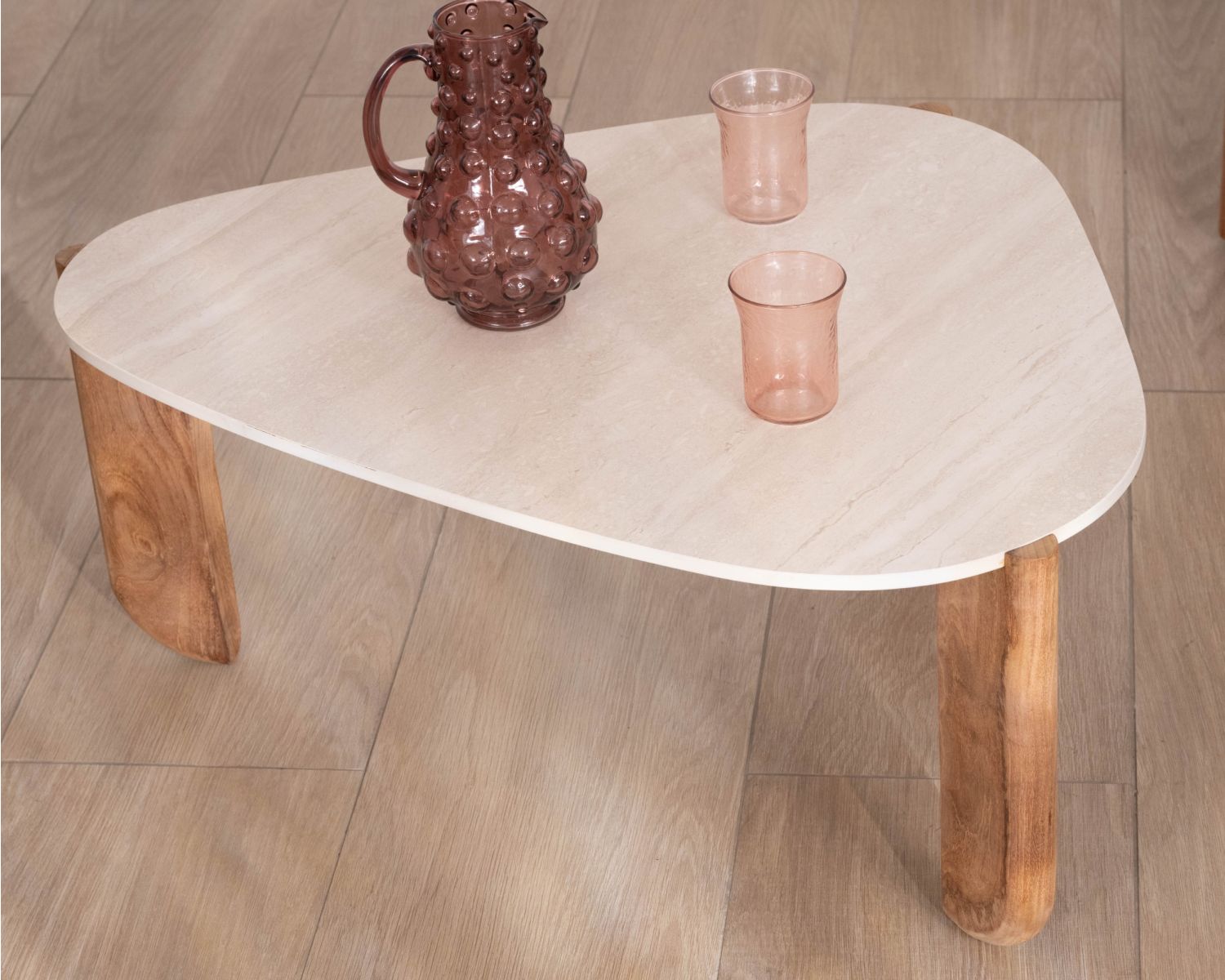 Grande tavolino dal design organico per interni ed esterni, in teak massiccio con piano in ceramica effetto travertino "Osten"
