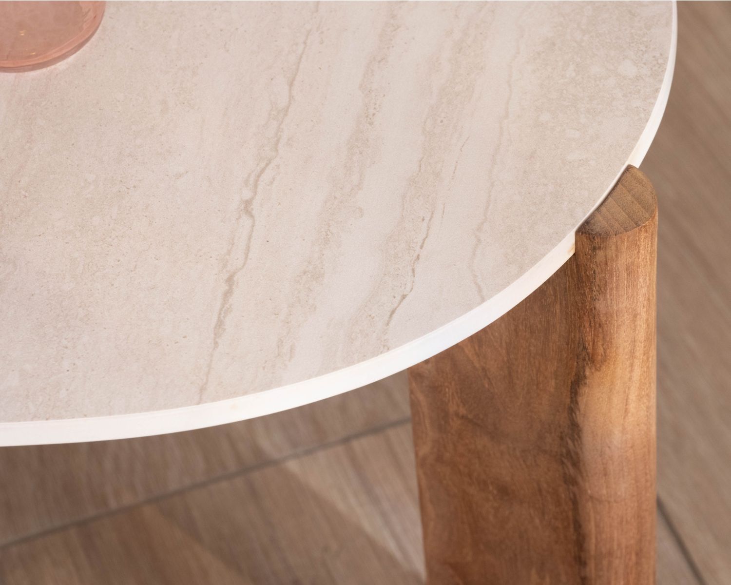 Grande tavolino dal design organico per interni ed esterni, in teak massiccio con piano in ceramica effetto travertino "Osten"