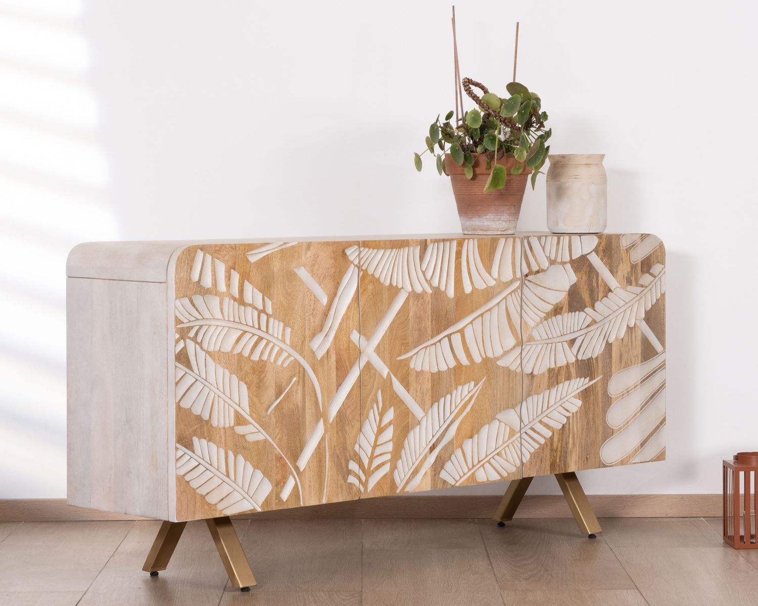 Credenza in legno di mango con decorazione a foglie di palma "Pop Vintage" e gambe in metallo dorato