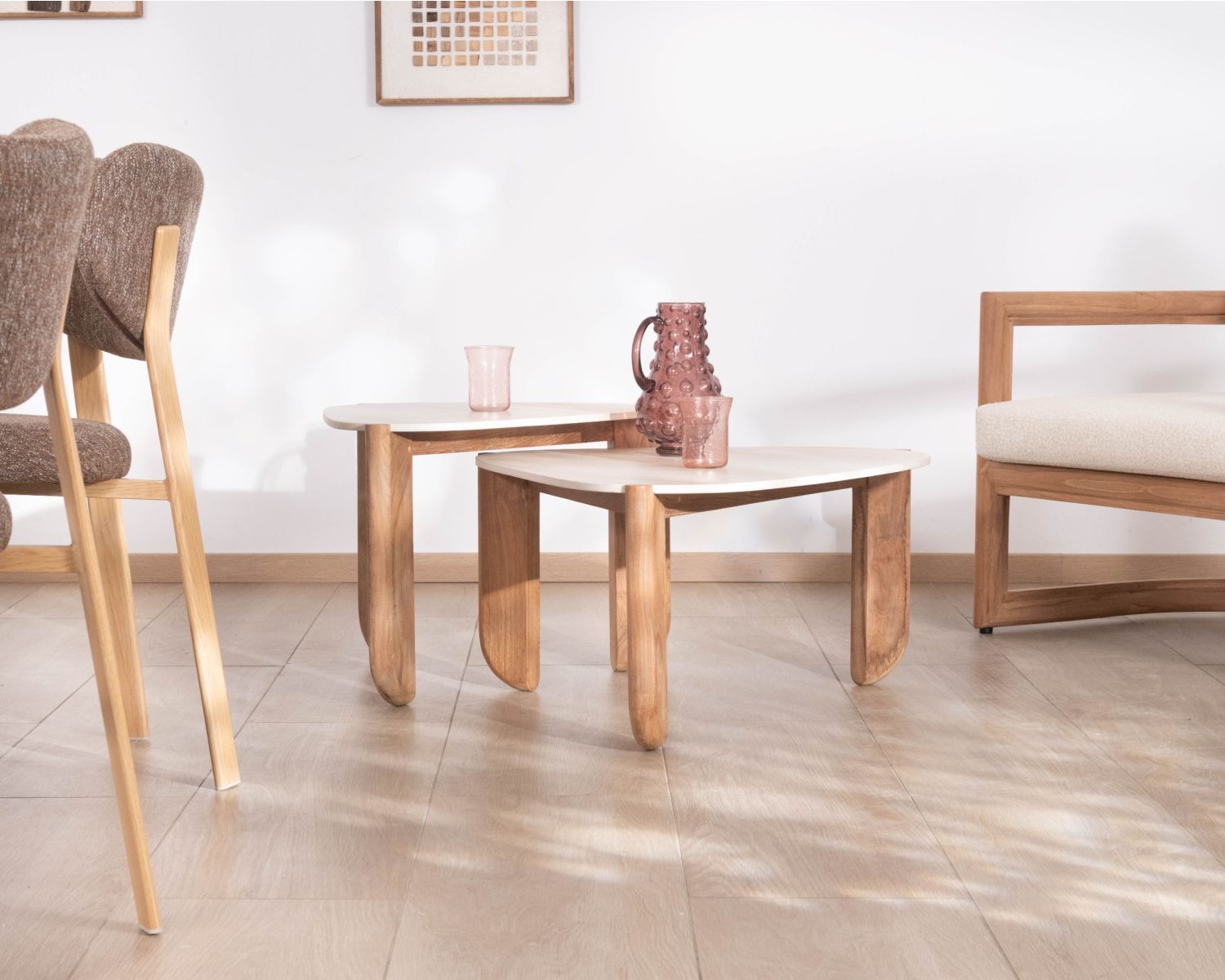 Grande tavolino dal design organico per interni ed esterni, in teak massiccio con piano in ceramica effetto travertino "Osten"