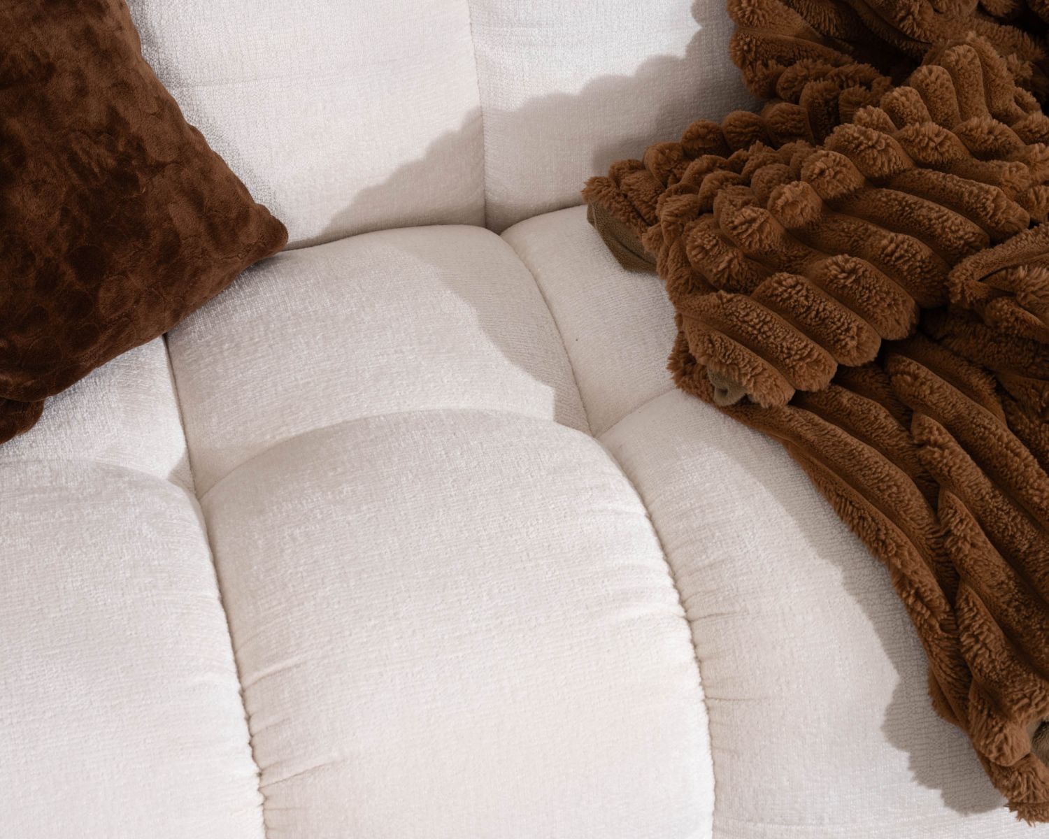 Divano cocooning "Milow" a 3 posti in tessuto bouclette bianco con impuntura